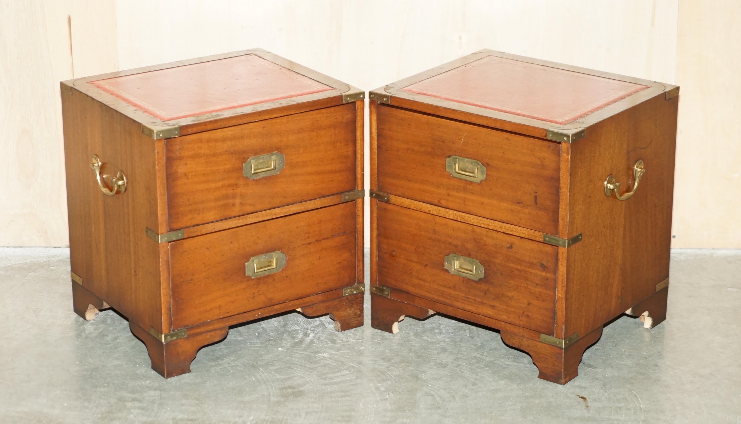 Wir freuen uns, dieses erhabene Paar von Vintage Harrods Kennedy Military Campaigner Beistelltische mit Schubladen und Oxblood Lederplatten zum Verkauf anbieten 

Ein wirklich beeindruckendes und gut verarbeitetes Paar von Kennedy Furniture, das