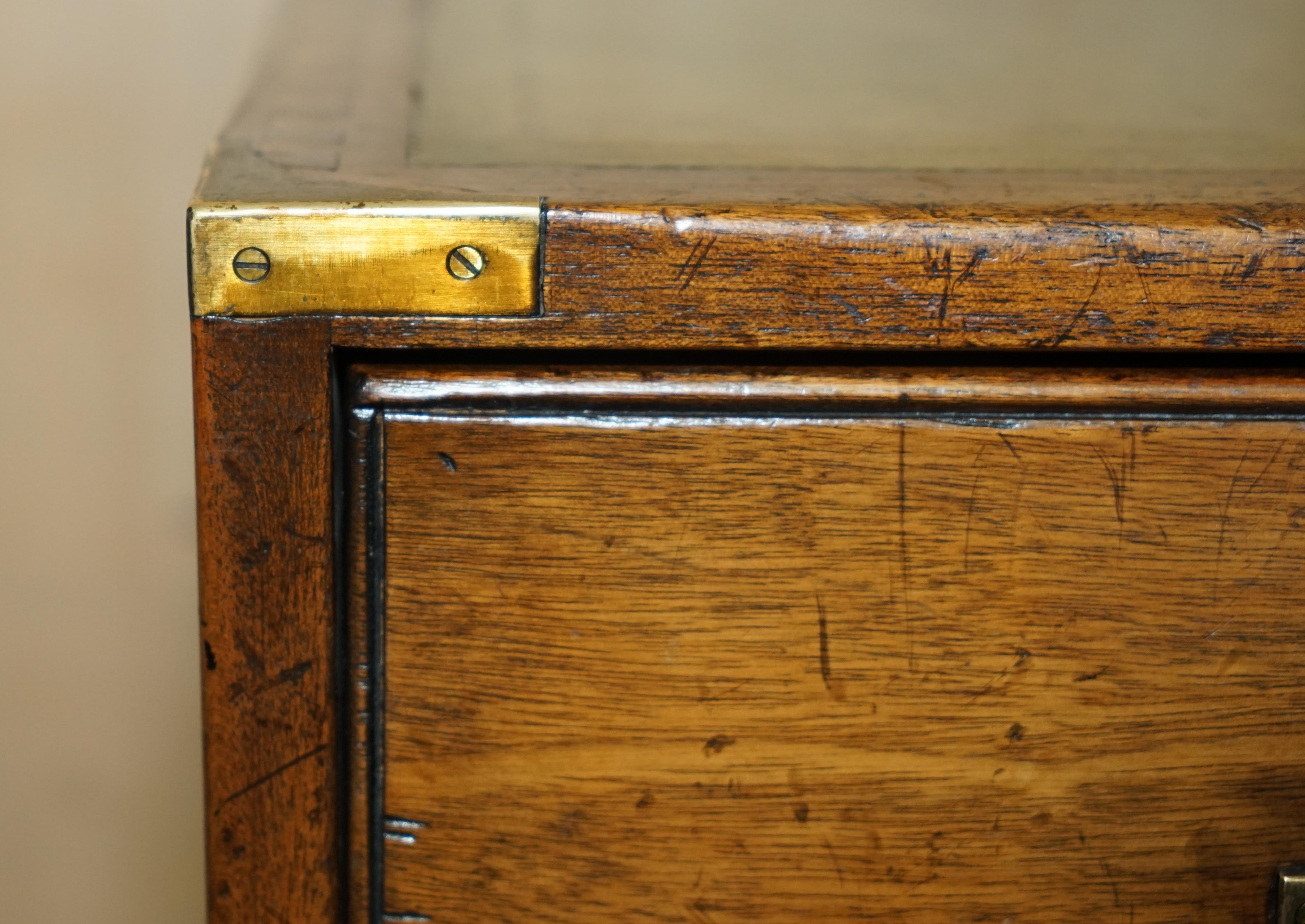PAiR OF HARRODS LONDON MILITARY CAMPAIGN GRÜNE LEDER- BEDSIDE TABLE DRAWERS (20. Jahrhundert)