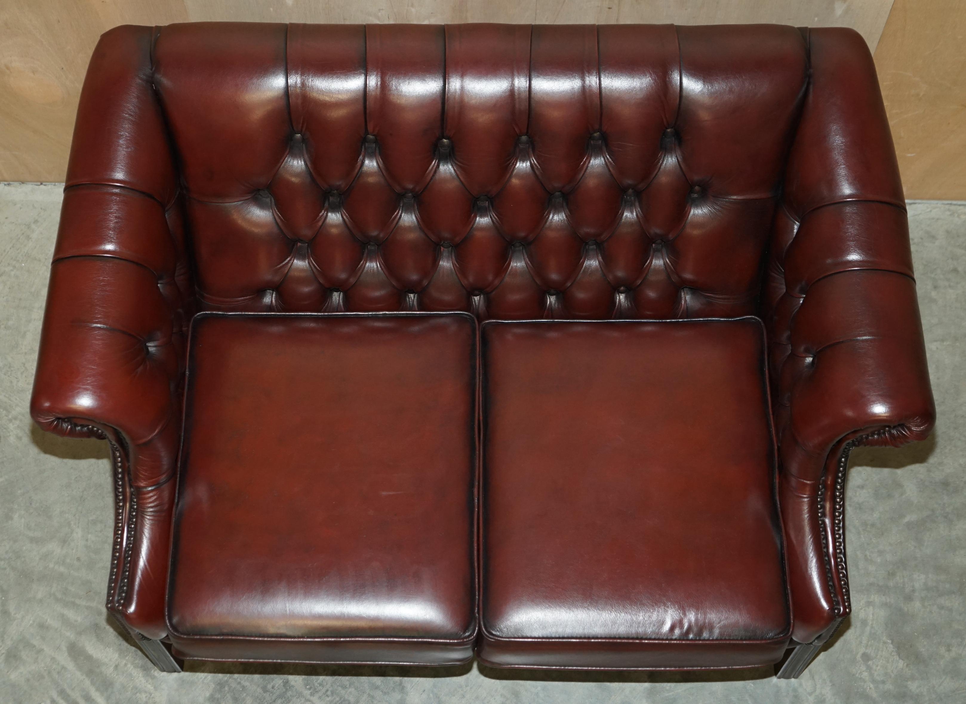 Ein Paar Harrods London restaurierte Bordeaux Brown Leder Chesterfield Tufted Sofas im Angebot 6