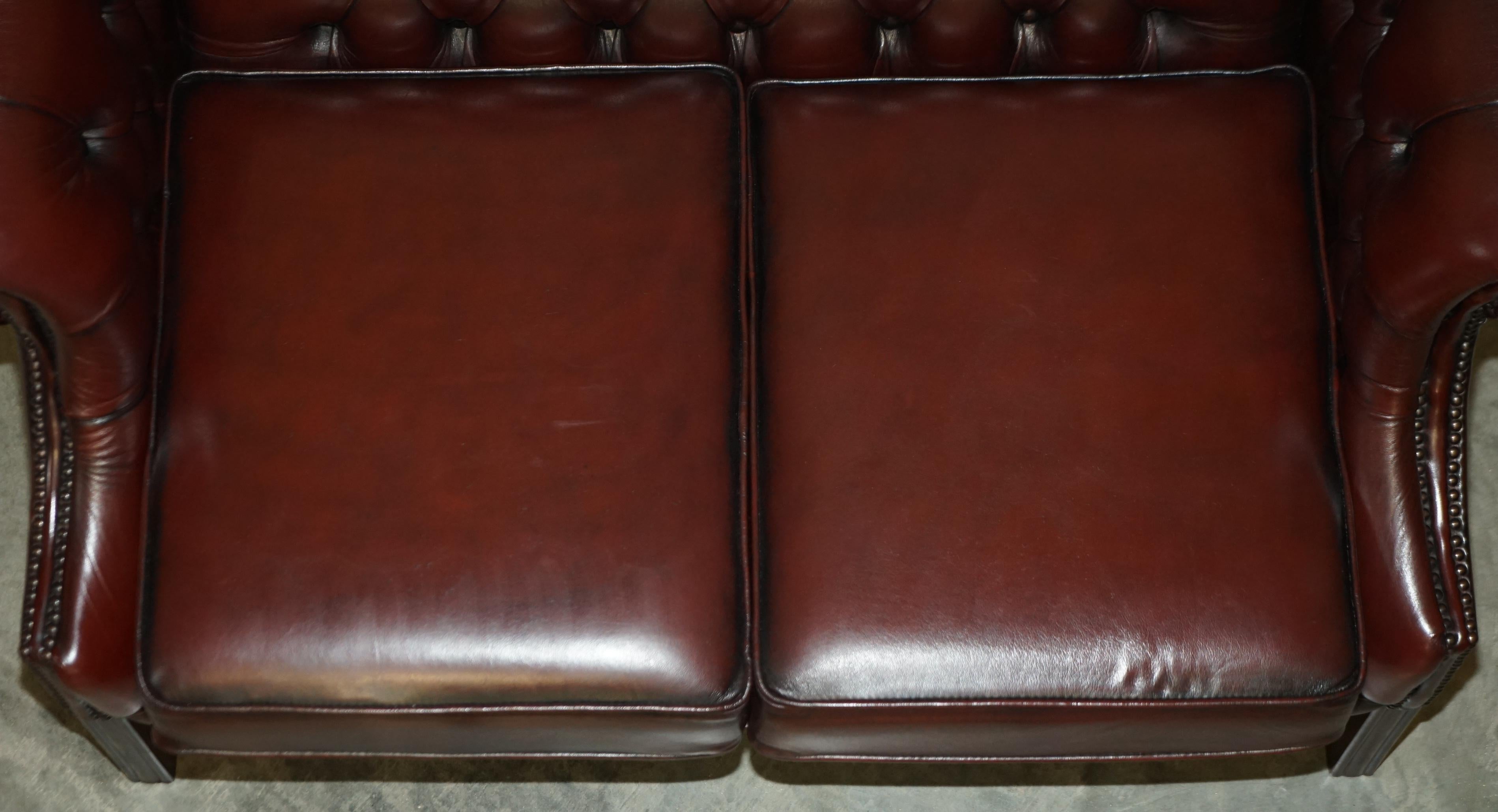 Ein Paar Harrods London restaurierte Bordeaux Brown Leder Chesterfield Tufted Sofas im Angebot 7