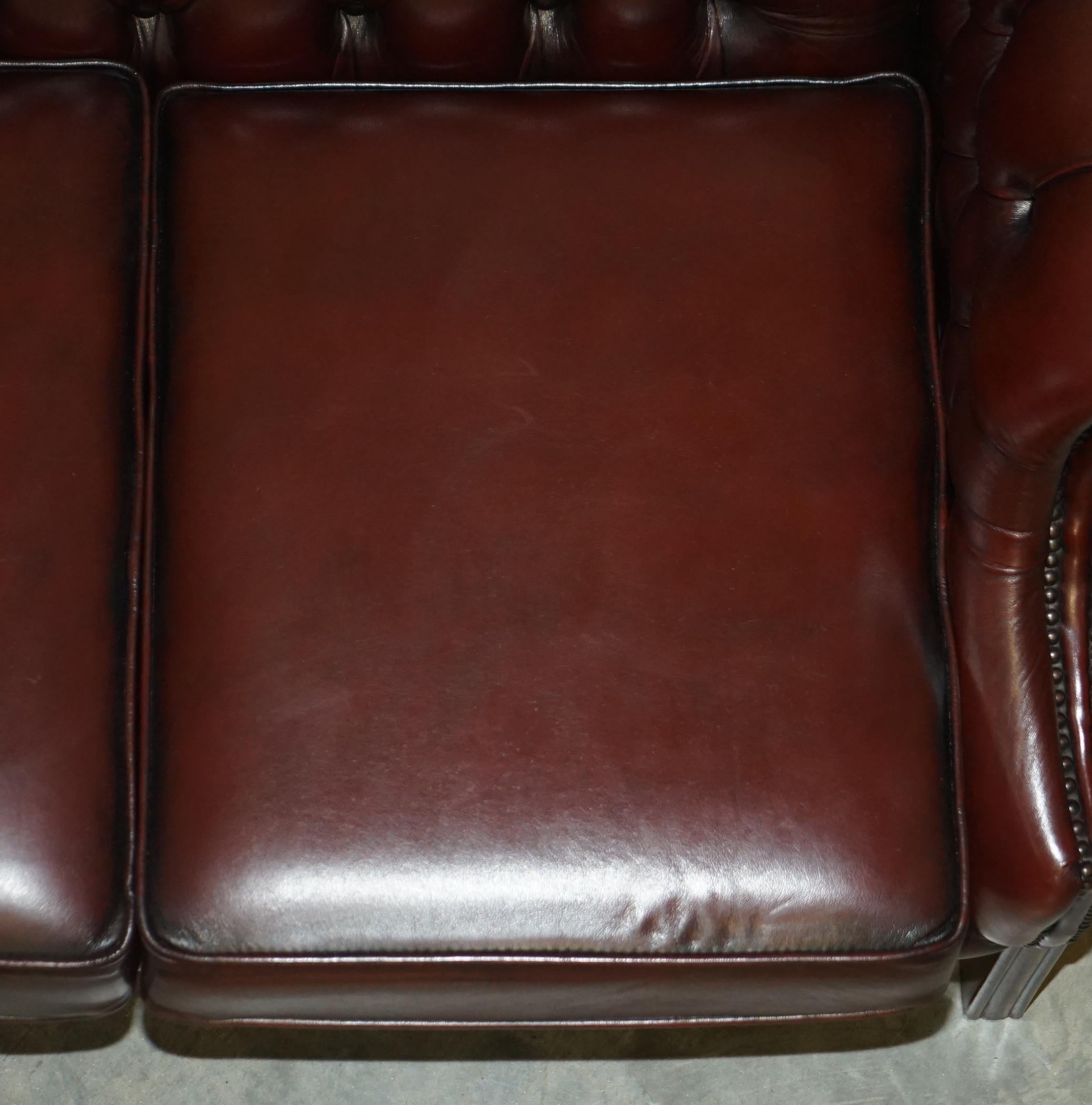 Ein Paar Harrods London restaurierte Bordeaux Brown Leder Chesterfield Tufted Sofas im Angebot 8