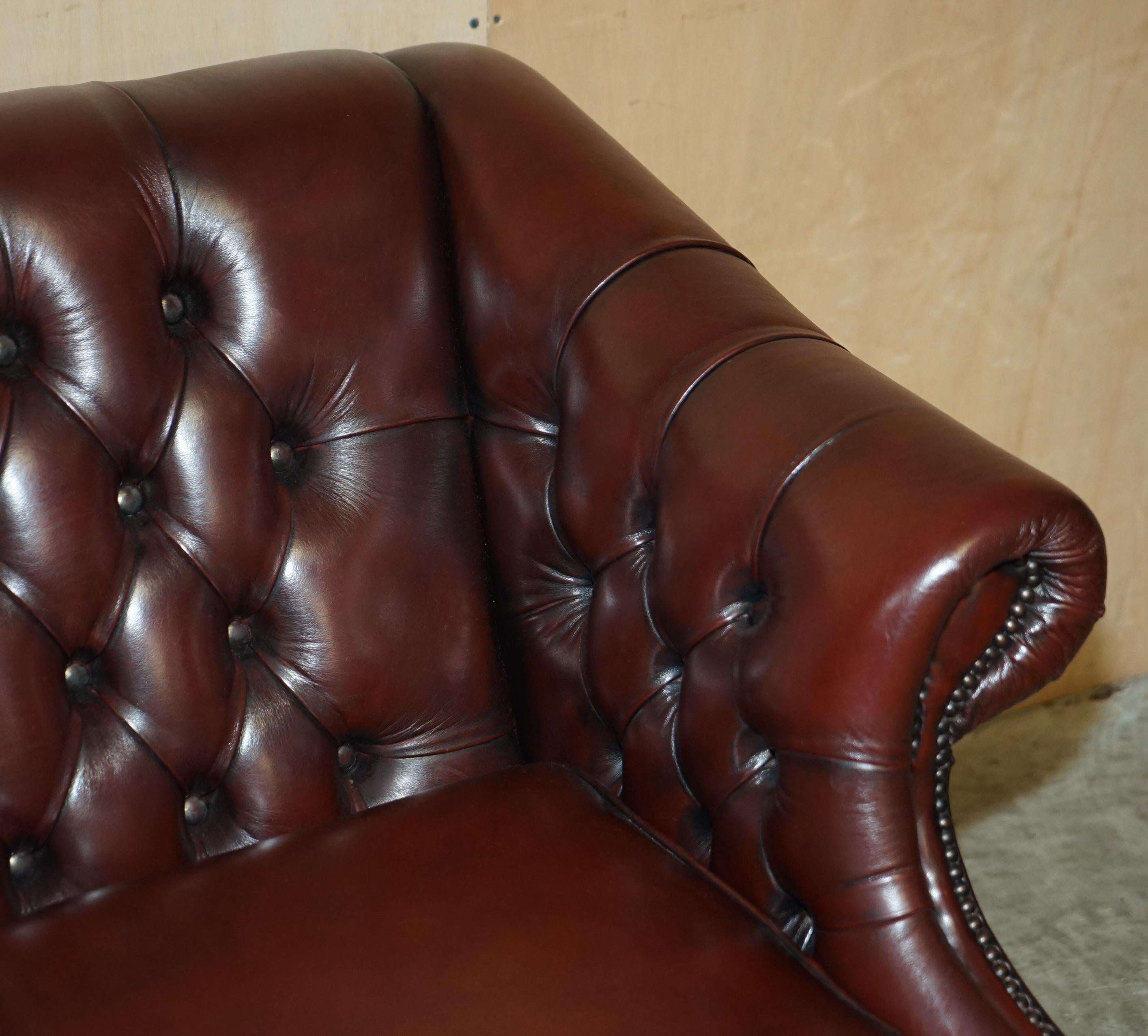 Ein Paar Harrods London restaurierte Bordeaux Brown Leder Chesterfield Tufted Sofas im Angebot 10