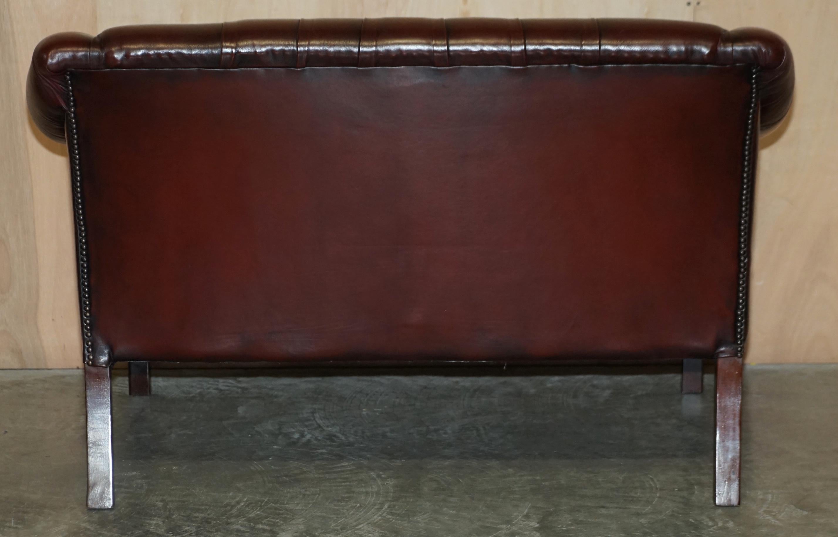 Ein Paar Harrods London restaurierte Bordeaux Brown Leder Chesterfield Tufted Sofas im Angebot 12