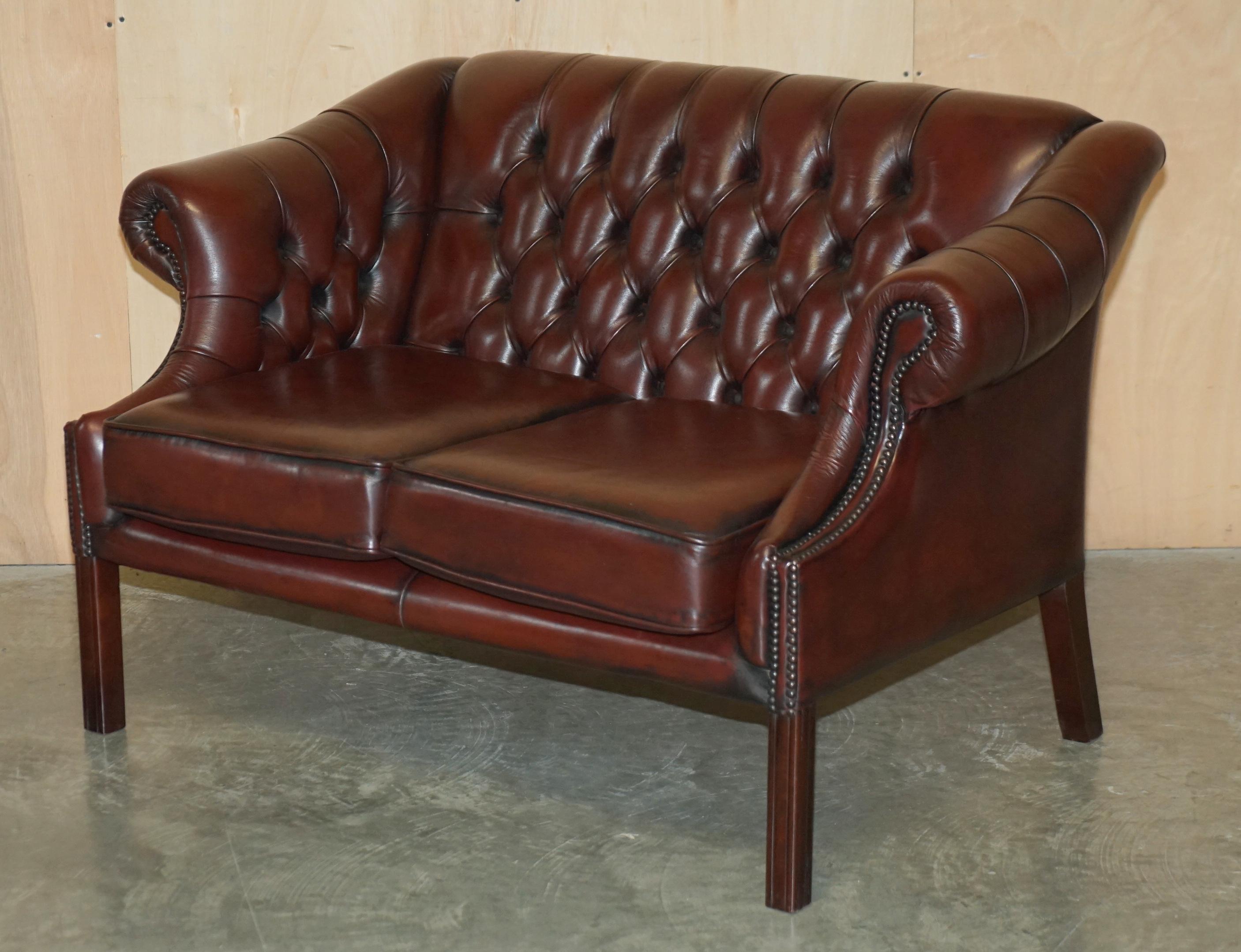 Ein Paar Harrods London restaurierte Bordeaux Brown Leder Chesterfield Tufted Sofas im Angebot 13