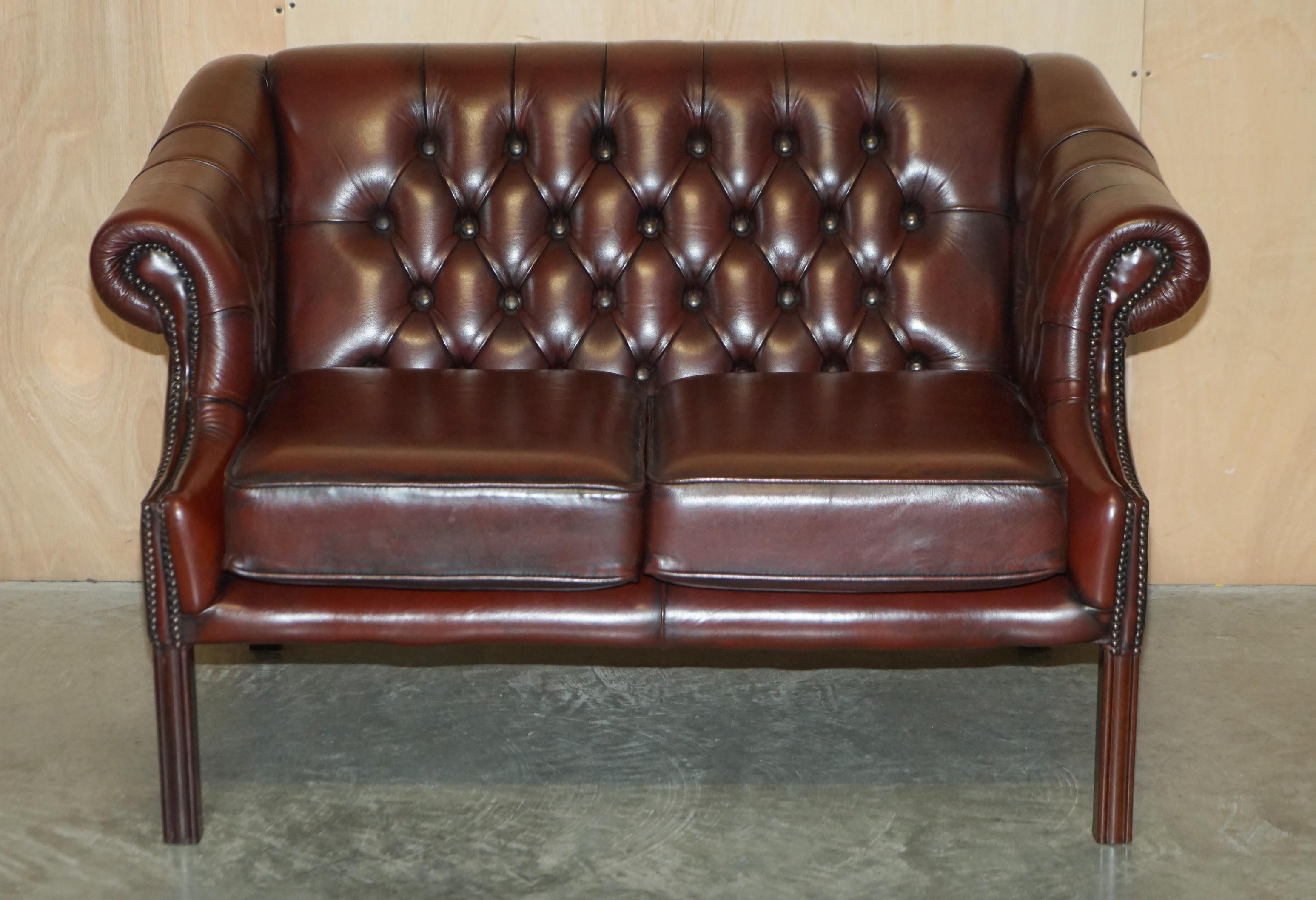 English Pair of Harrods London Restored Bordeaux Brown Leather Chesterfield Tufted Sofas For Sale