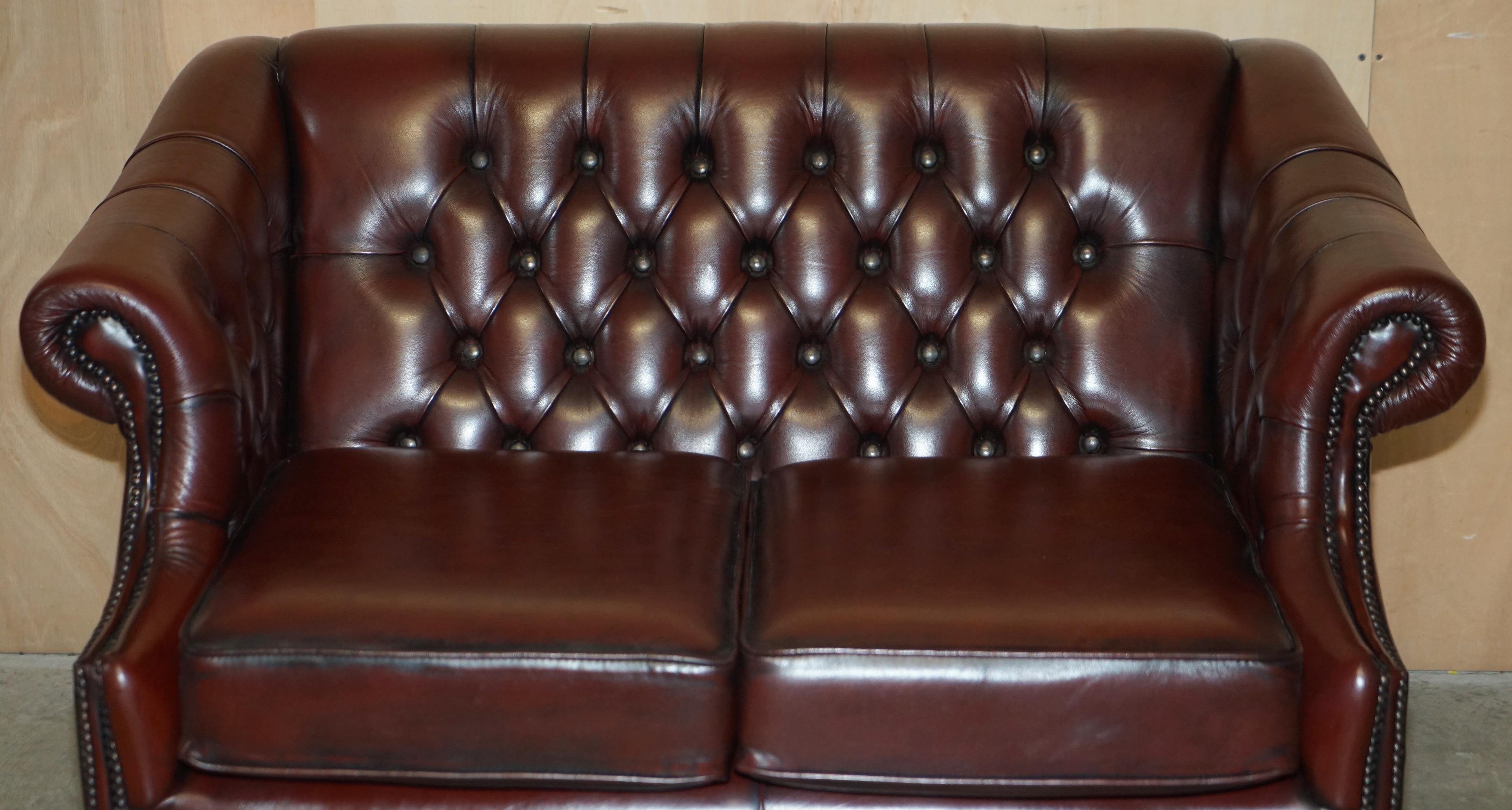Hand-Crafted Pair of Harrods London Restored Bordeaux Brown Leather Chesterfield Tufted Sofas For Sale