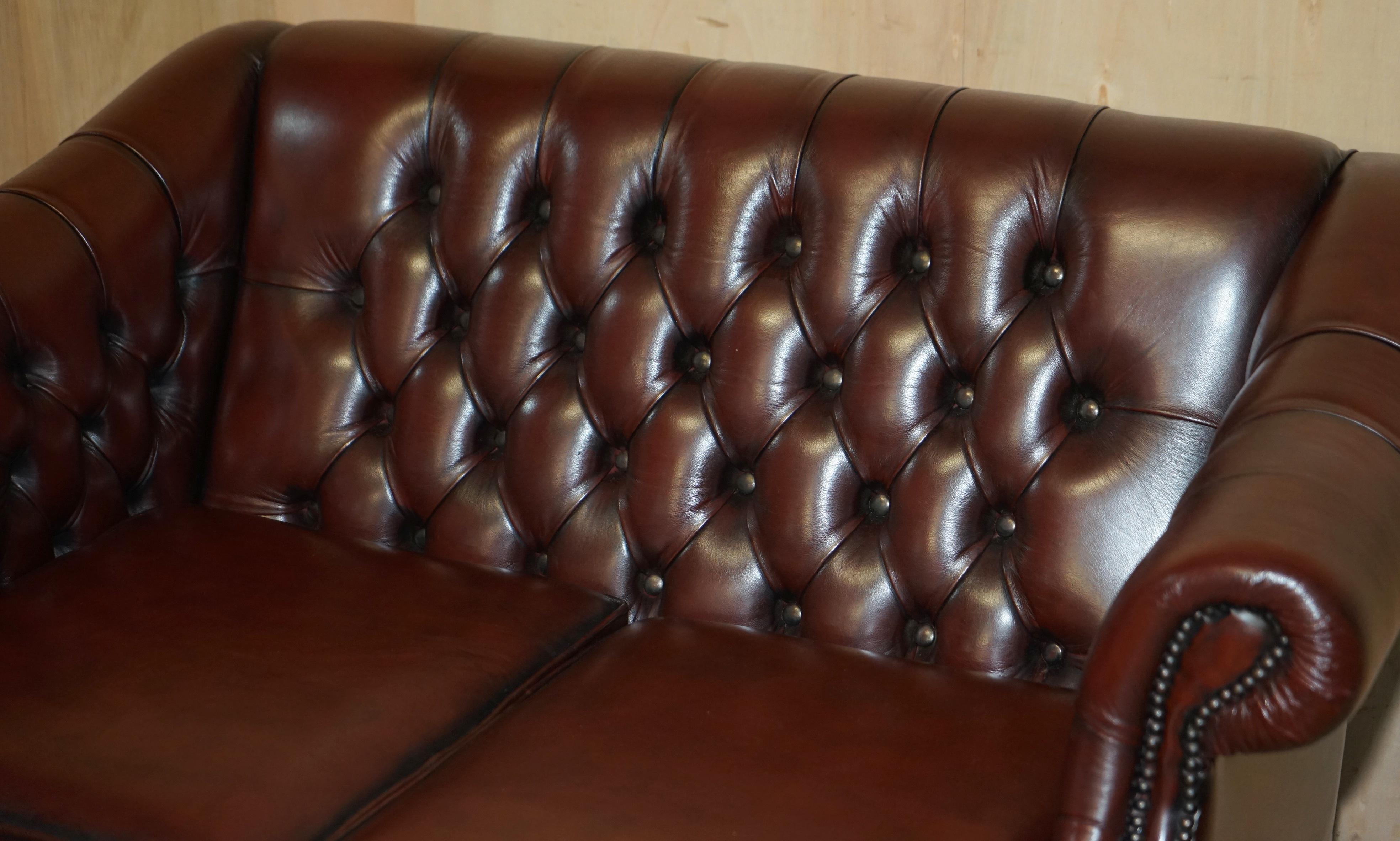 Ein Paar Harrods London restaurierte Bordeaux Brown Leder Chesterfield Tufted Sofas (20. Jahrhundert) im Angebot