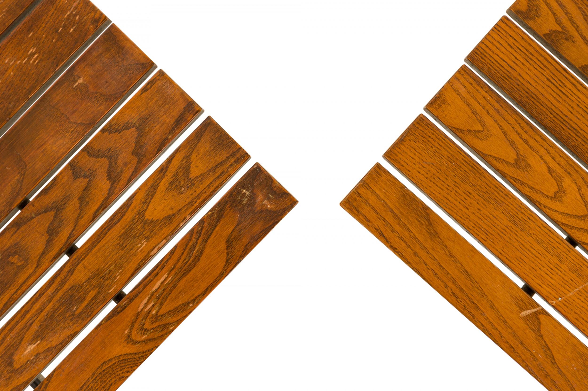 COPPIA di panche rettangolari americane del Mid-Century con seduta a doghe di legno che poggiano su una base a Y in metallo nero. (HARRY BERTOIA PER KNOLL ASSOCIATES) (PREZZO A COPPIA)

Condit: Buono; Usura coerente con l'età e l'utilizzo