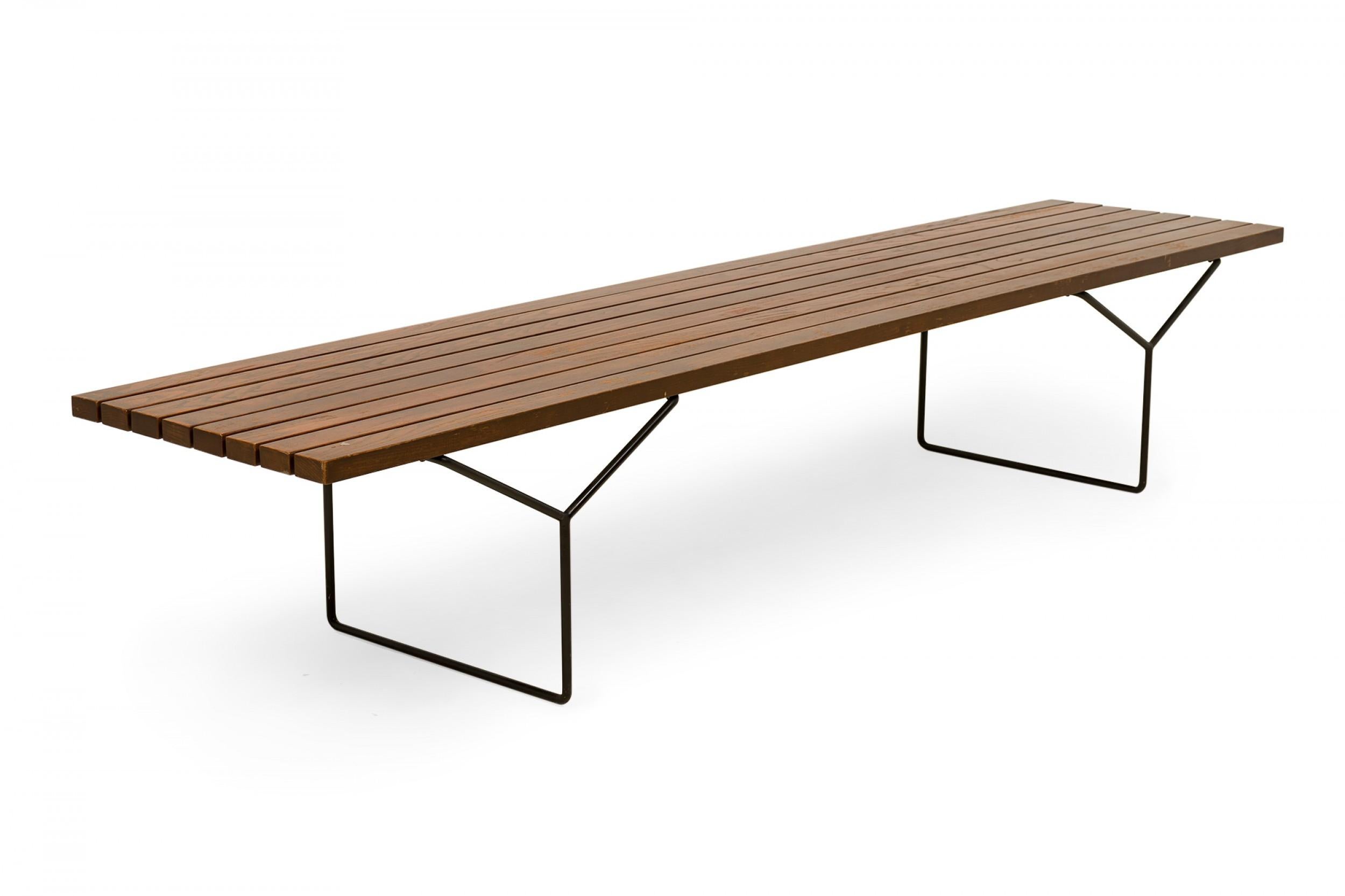 Americano Coppia di panche a Y in legno con doghe e metallo di Harry Bertoia per Knoll Associates in vendita