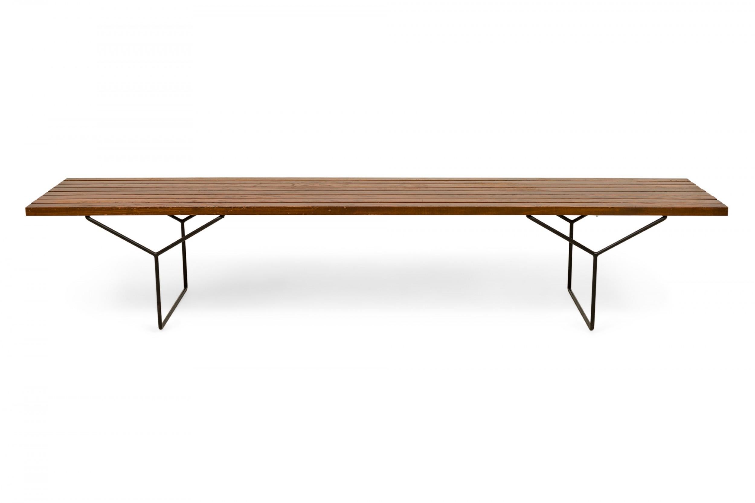 XX secolo Coppia di panche a Y in legno con doghe e metallo di Harry Bertoia per Knoll Associates in vendita