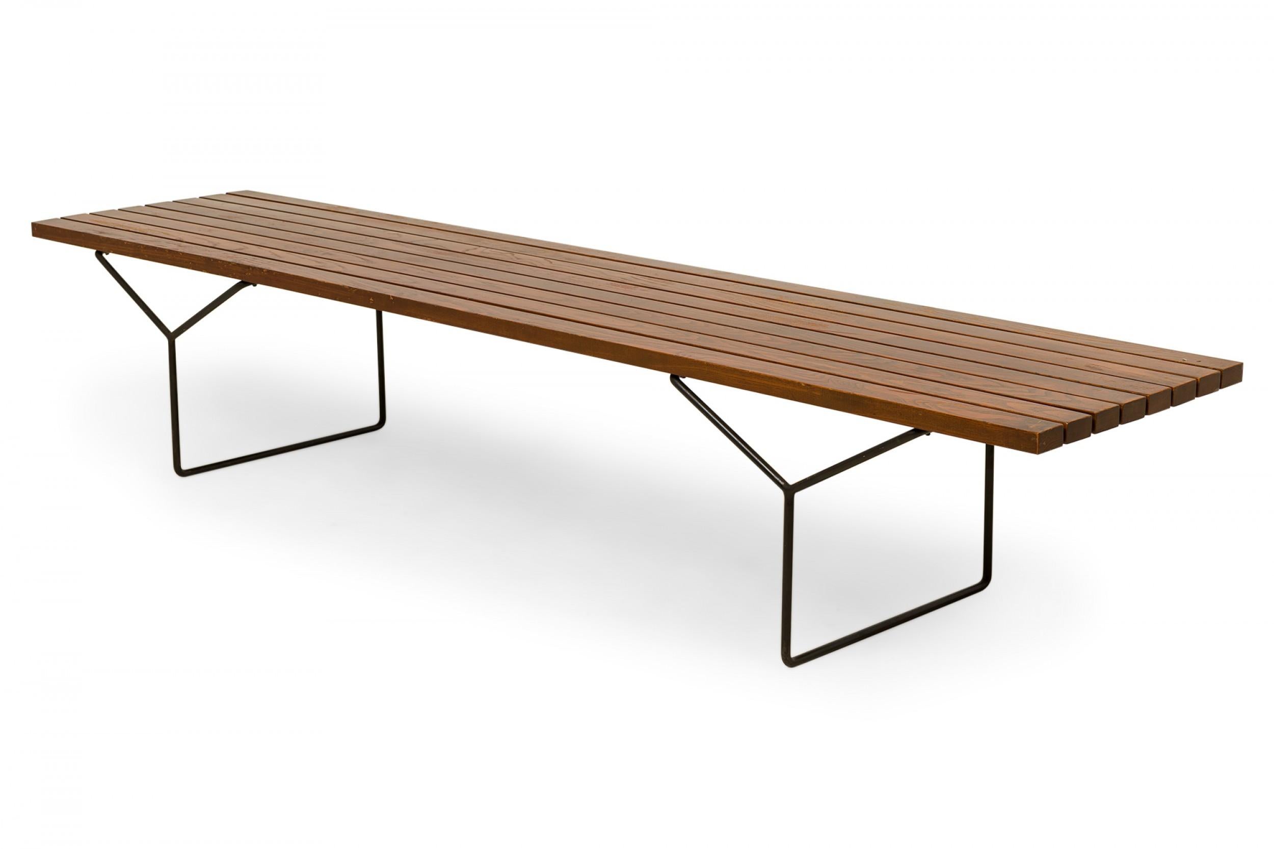 Coppia di panche a Y in legno con doghe e metallo di Harry Bertoia per Knoll Associates in vendita 1