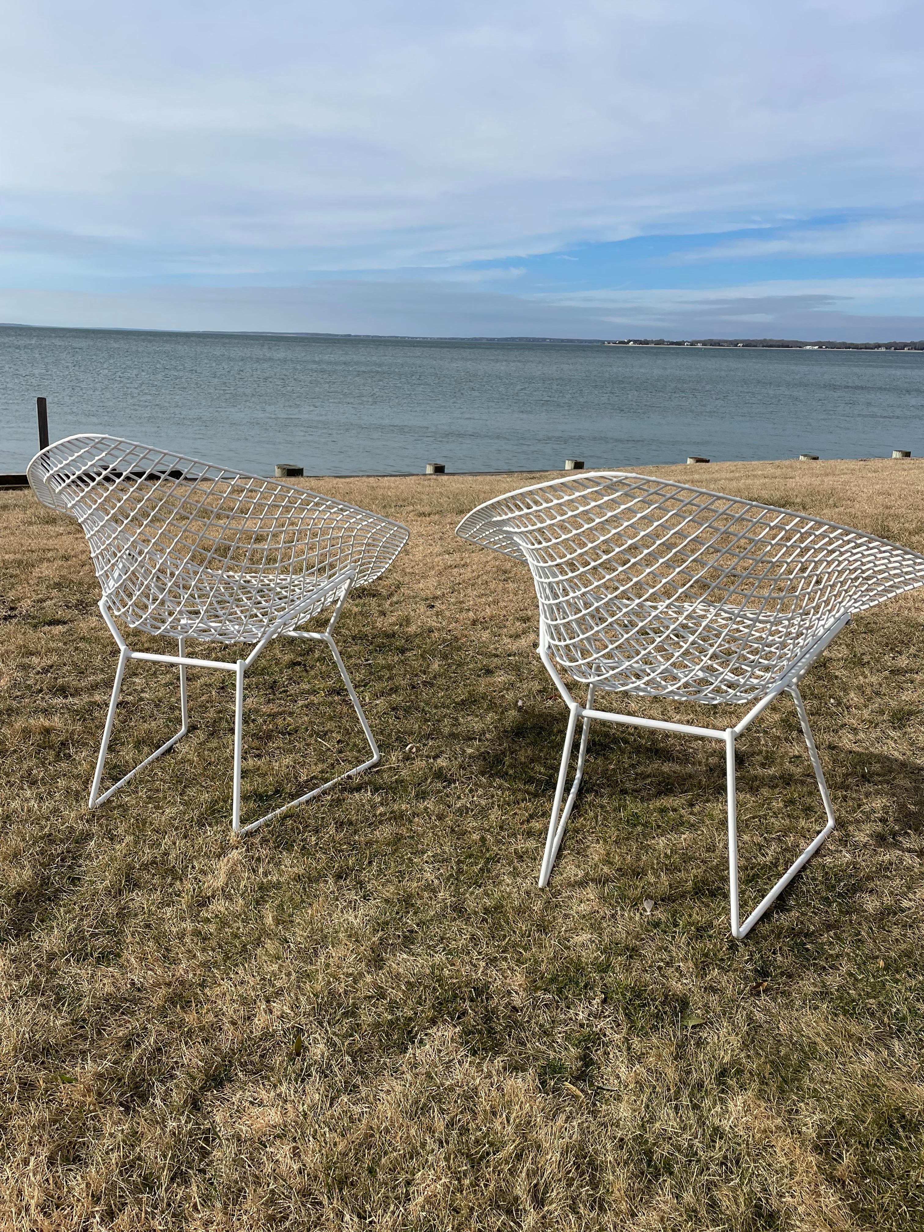 Pair of Harry Bertoia White Diamond Chairs In Good Condition In New York, NY