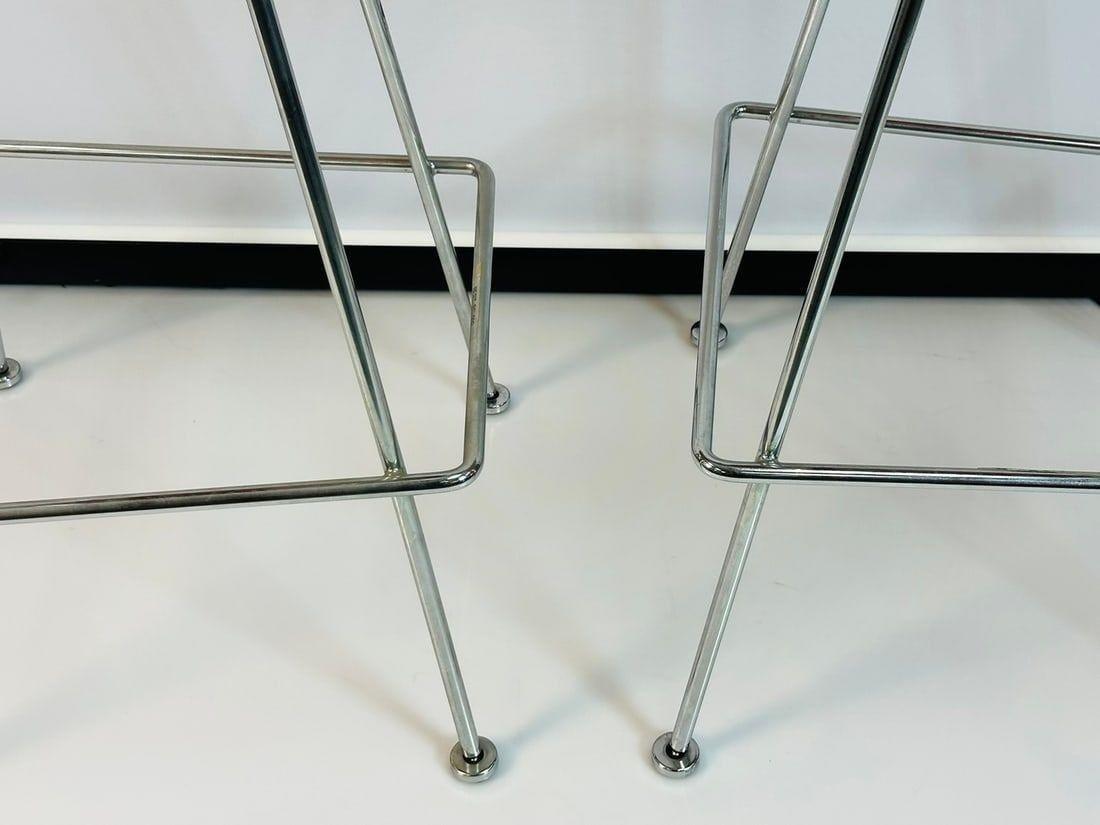Pareja de taburetes de alambre de Harry Bertoia para Knoll con almohadillas rojas, firmados en venta 2