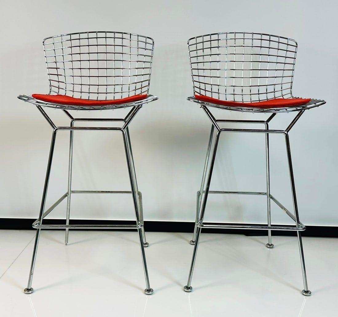 Pareja de taburetes de alambre de Harry Bertoia para Knoll con almohadillas rojas, firmados en venta 3