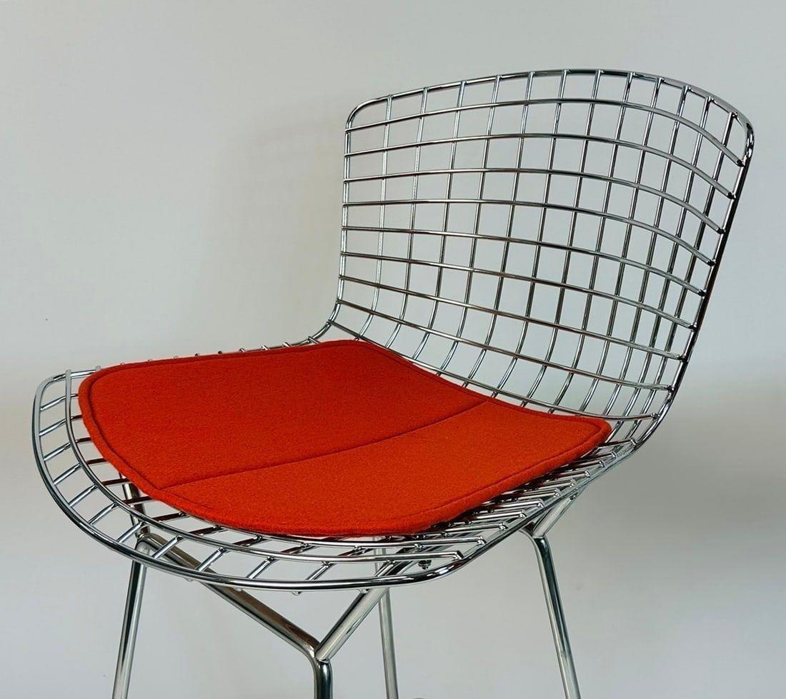 Pareja de taburetes de alambre de Harry Bertoia para Knoll con almohadillas rojas, firmados en venta 4