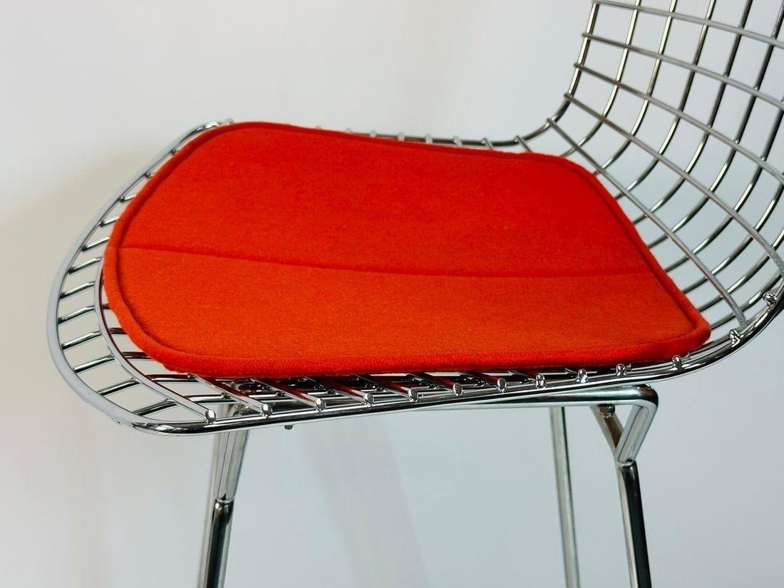 Pareja de taburetes de alambre de Harry Bertoia para Knoll con almohadillas rojas, firmados en venta 8