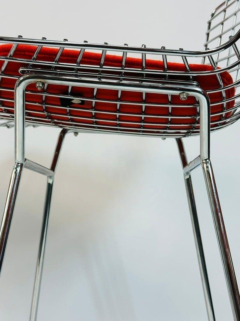 Pareja de taburetes de alambre de Harry Bertoia para Knoll con almohadillas rojas, firmados en venta 9