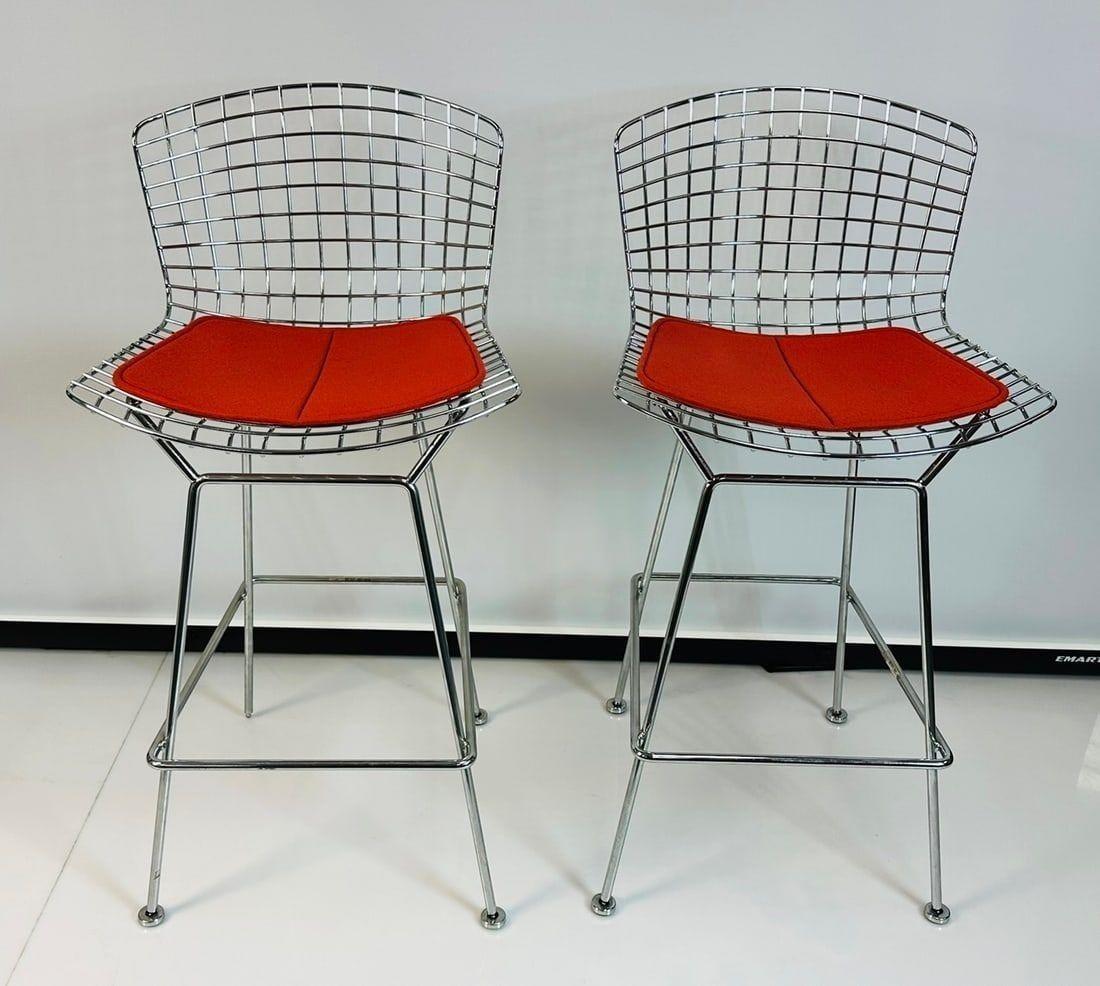 Añade un toque de elegancia moderna a tu hogar con esta exquisita Pareja de taburetes de alambre de Harry Bertoia para Knoll con almohadillas rojas, Firmado. Fabricados con precisión y maestría, estos icónicos taburetes de bar presentan un asombroso