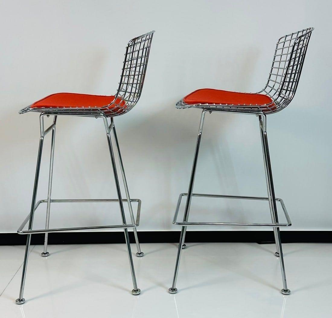 Pareja de taburetes de alambre de Harry Bertoia para Knoll con almohadillas rojas, firmados Moderno de mediados de siglo en venta