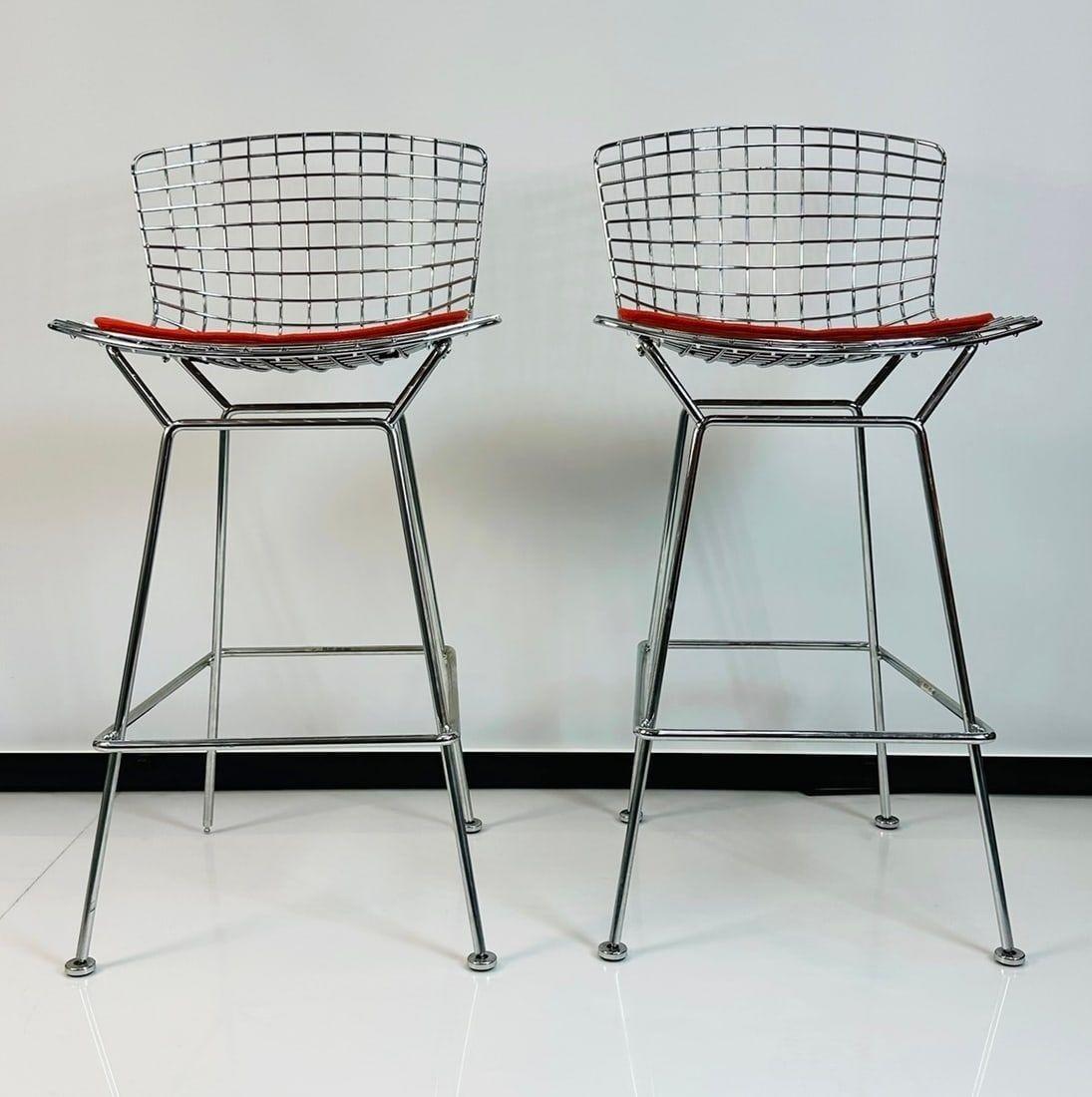 Pareja de taburetes de alambre de Harry Bertoia para Knoll con almohadillas rojas, firmados Estadounidense en venta