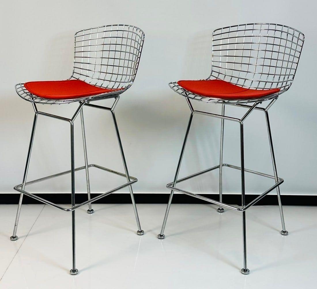 Pareja de taburetes de alambre de Harry Bertoia para Knoll con almohadillas rojas, firmados Hecho a mano en venta