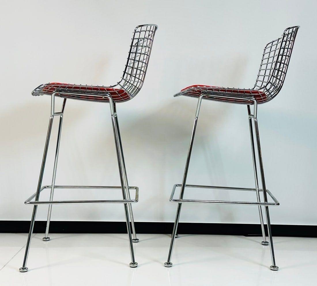 Pareja de taburetes de alambre de Harry Bertoia para Knoll con almohadillas rojas, firmados en Bueno estado para la venta en Los Angeles, CA