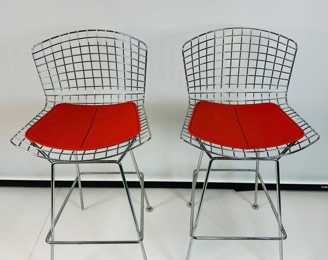 Pareja de taburetes de alambre de Harry Bertoia para Knoll con almohadillas rojas, firmados Acero en venta
