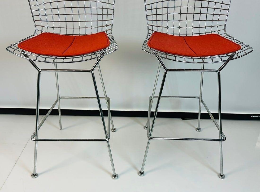 Pareja de taburetes de alambre de Harry Bertoia para Knoll con almohadillas rojas, firmados en venta 1