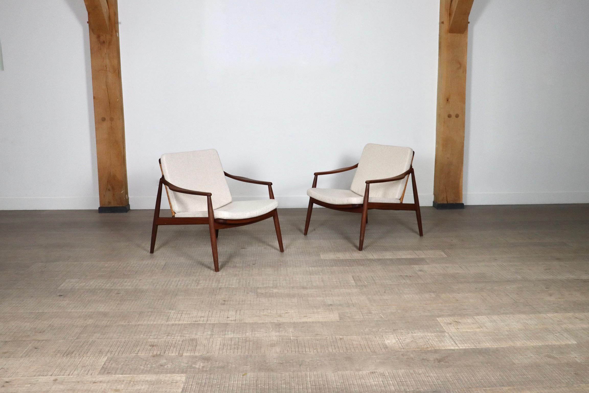 Nice pair of lounge chairs in teak and cane model 400 by Hartmut Lohmeyer for Wilkhahn, 1960s. A timeless design, with a woven cane seating and backrest and a solid teak frame. The cane is in excellent and original condition, which you don’t see