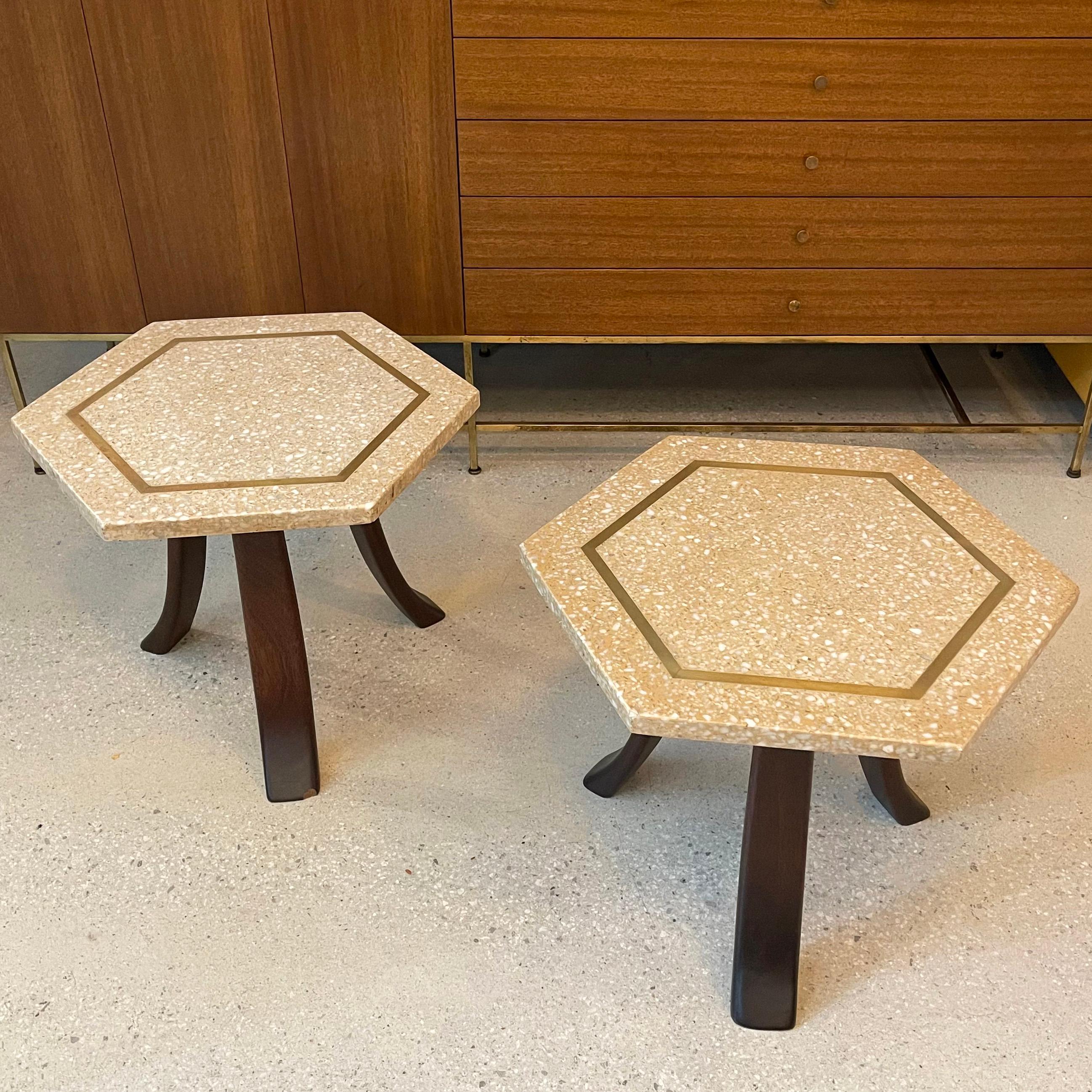 20ième siècle Paire de tables d'appoint hexagonales en terrazzo Harvey Probber en vente