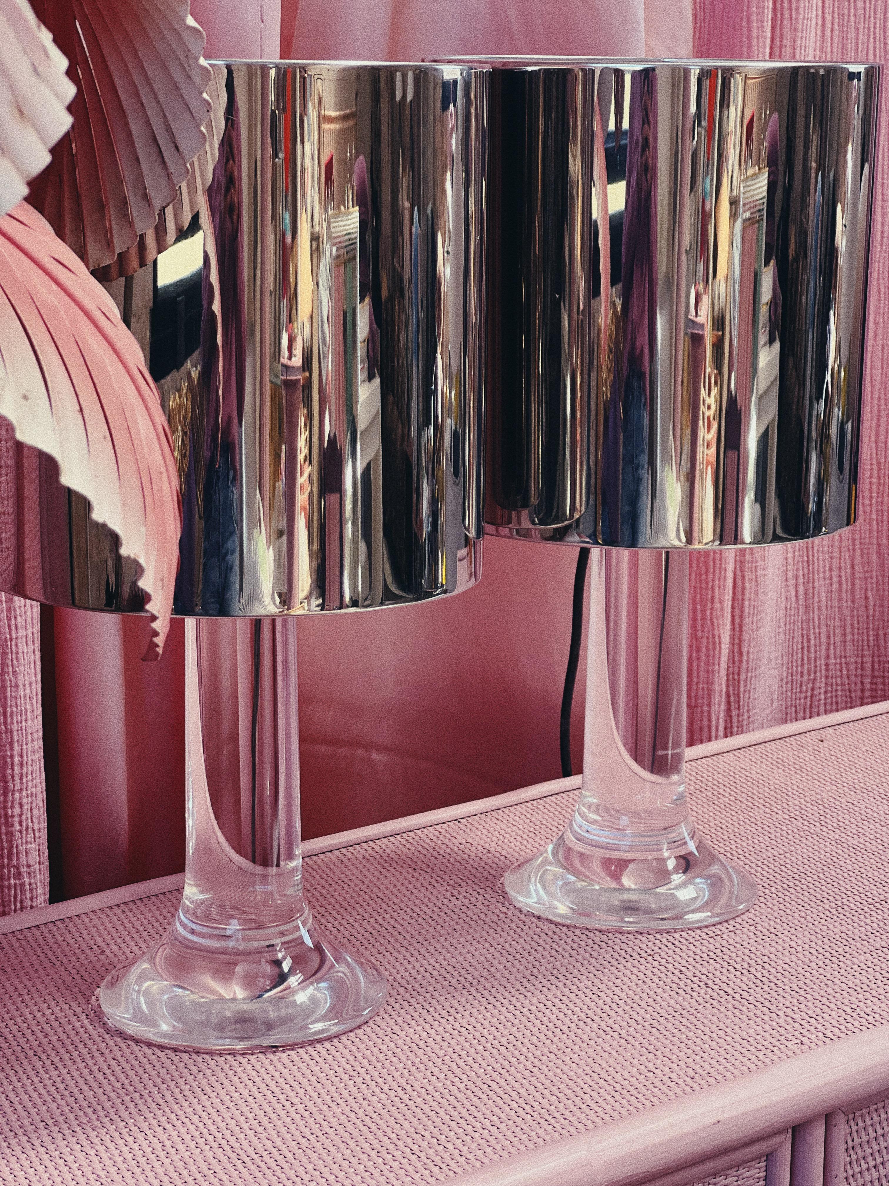 Mid-Century Modern Harvey Guzzini paire de lampes de table en lucite et acier des années 1970 en vente
