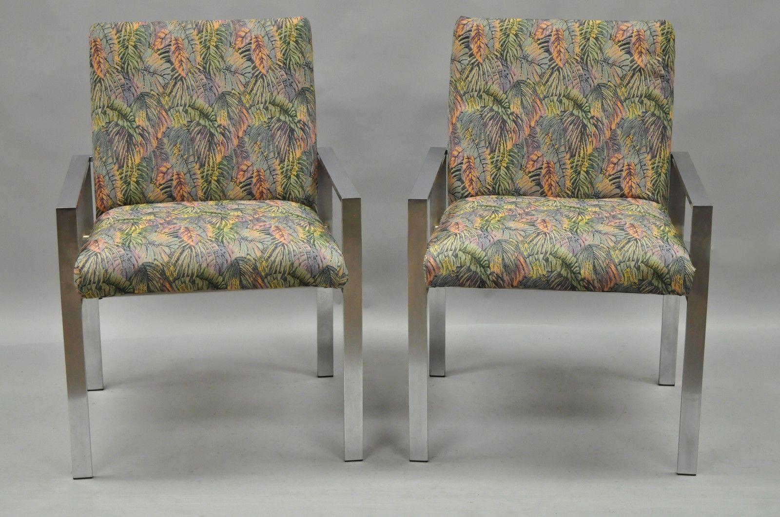 Paire de fauteuils modernistes vintage en aluminium brossé de style Mid-Century Modern attribués à Harvey Probber. Cet article se caractérise par des lignes modernistes épurées, des cadres métalliques en aluminium brossé et une forme épurée. Il ne