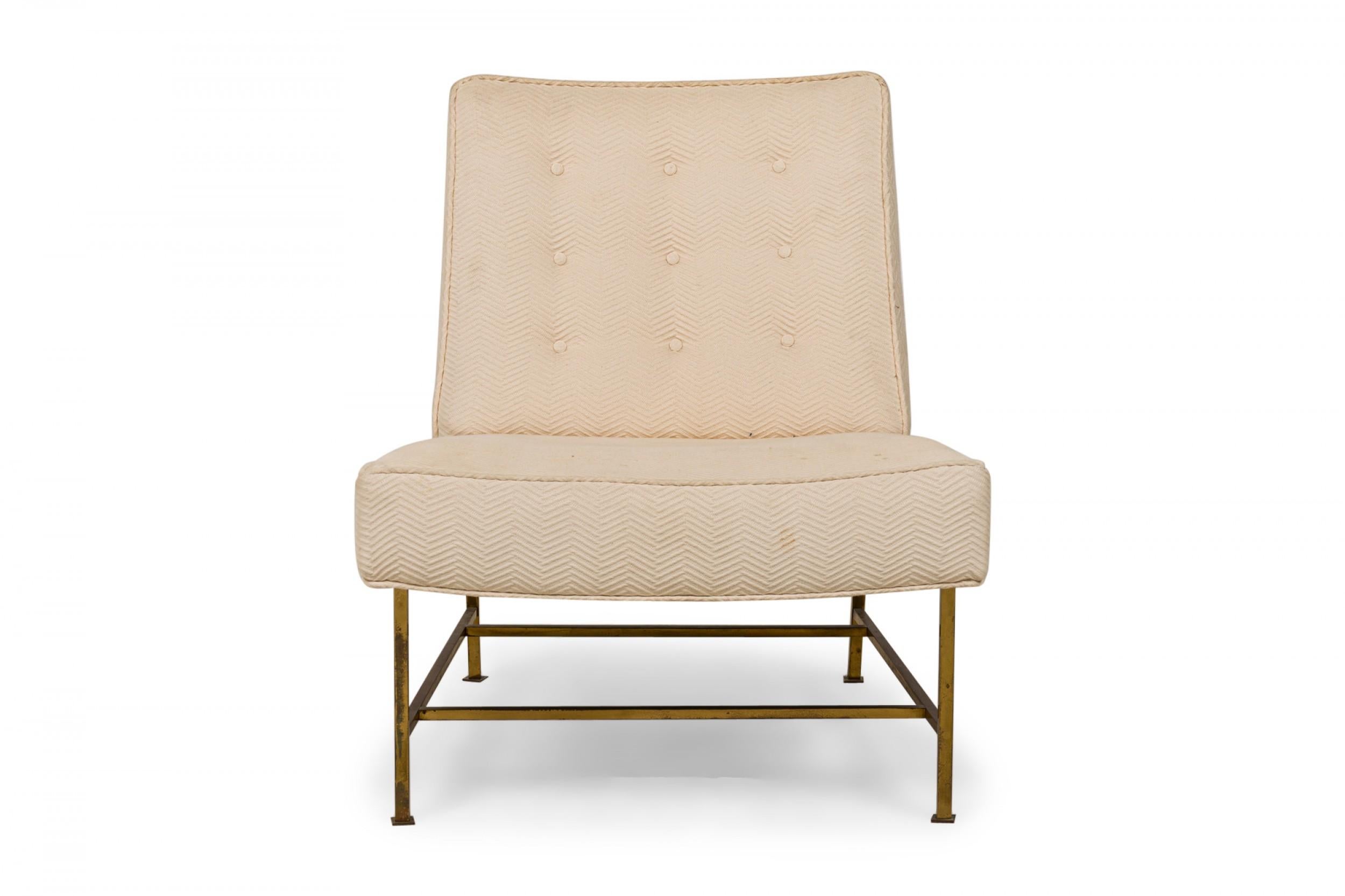 Paire de chaises d'appoint américaines du milieu du siècle avec sièges et dossiers en tissu beige texturé en zigzag et à boutons tuftés, reposant sur une base à brancard en tube carré en laiton avec des pieds se terminant par des pieds carrés.