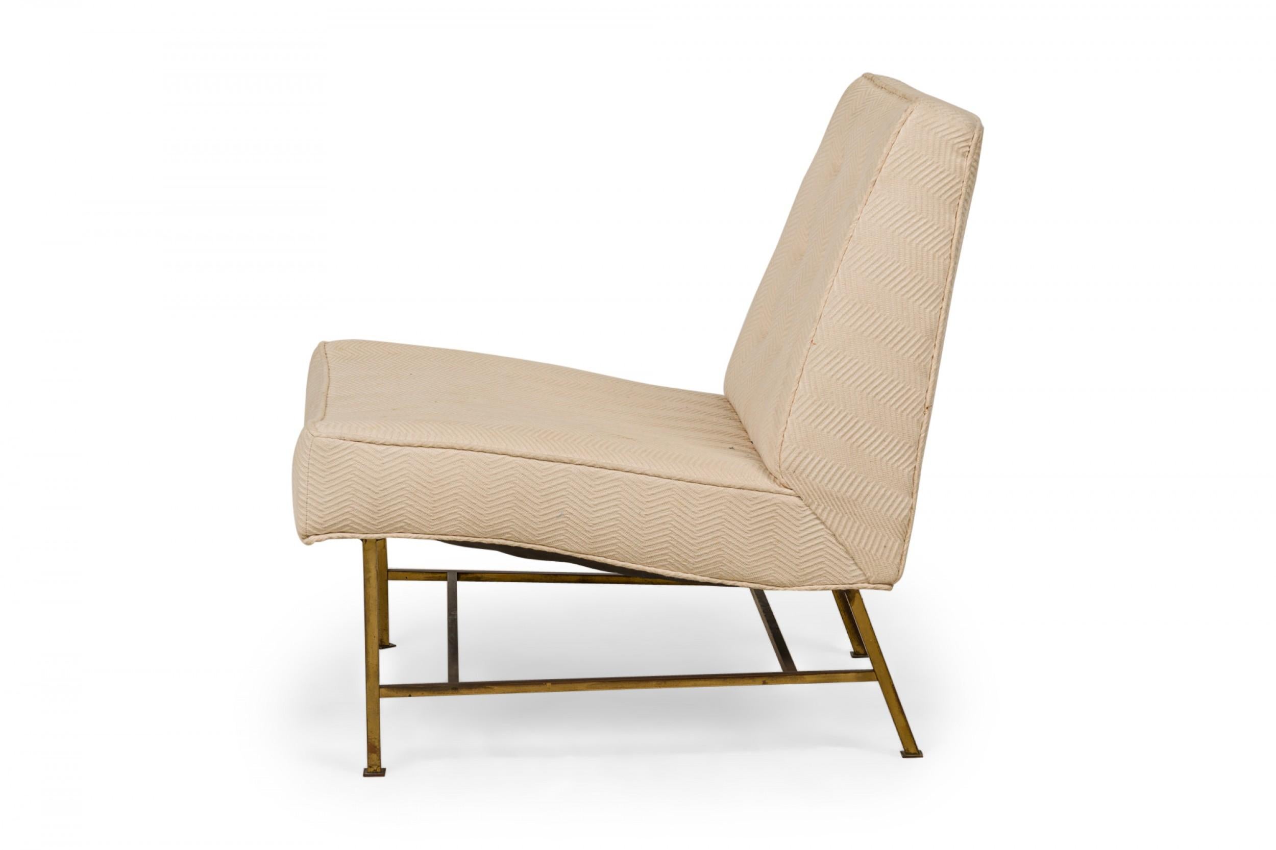 Américain Harvey Probber paire de chaises pantoufles en tissu zigzag beige texturé et laiton en vente