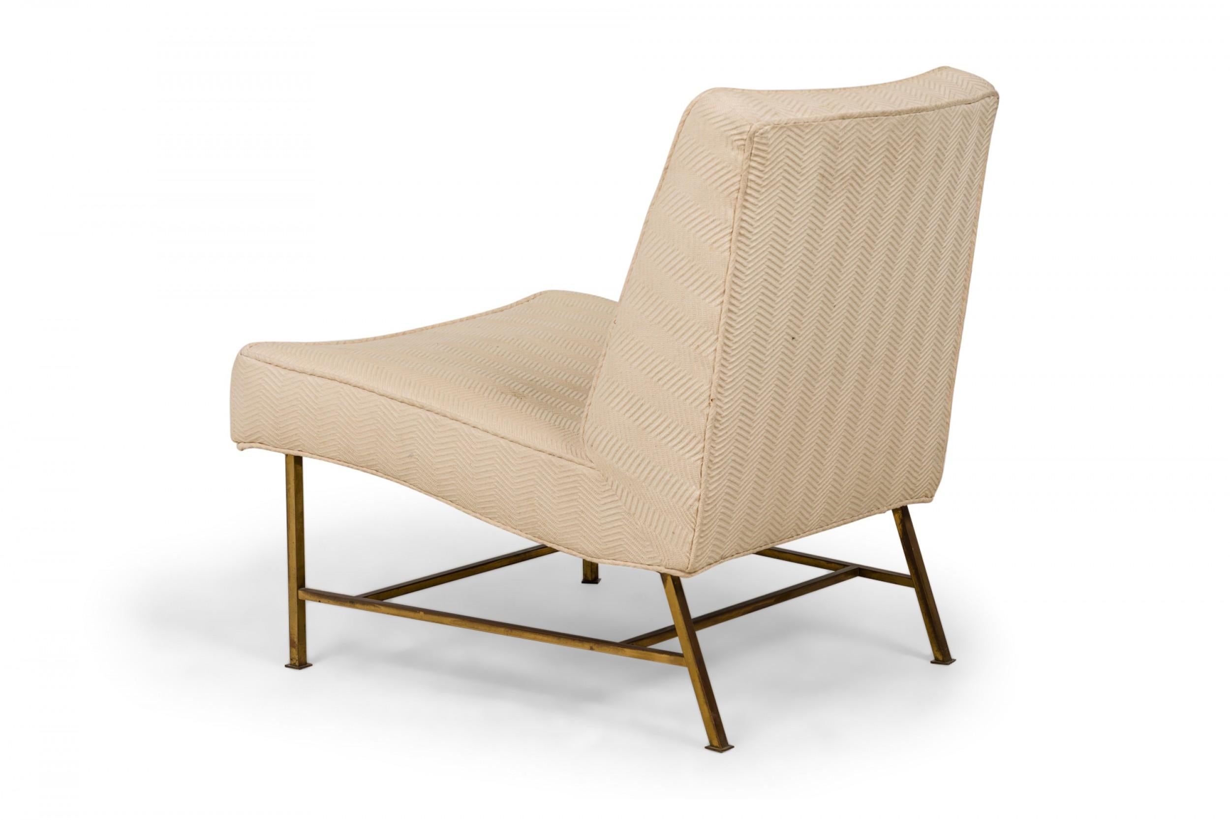 Harvey Probber paire de chaises pantoufles en tissu zigzag beige texturé et laiton Bon état - En vente à Queens, NY