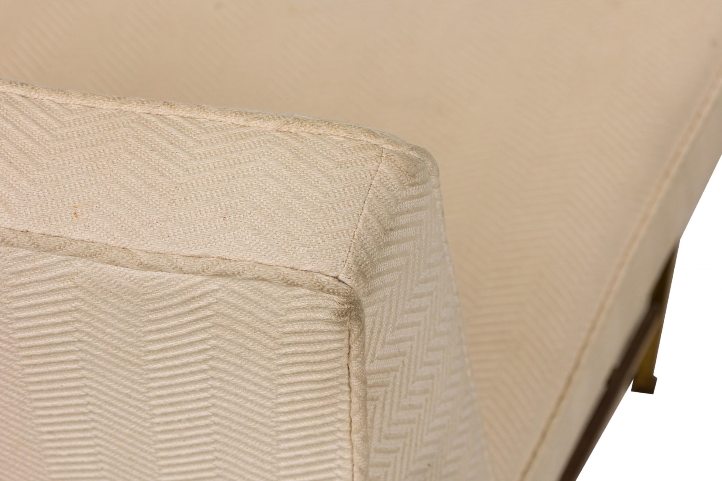 Tissu Harvey Probber paire de chaises pantoufles en tissu zigzag beige texturé et laiton en vente