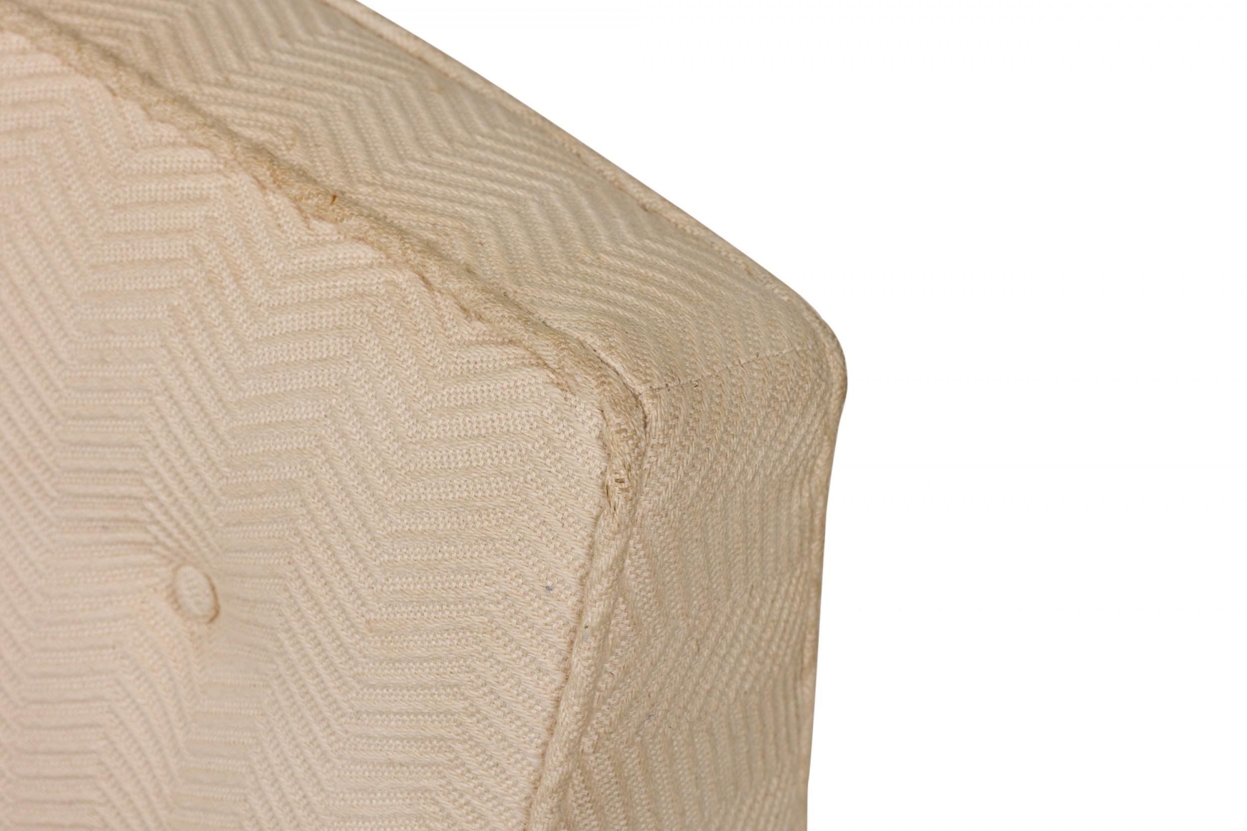 Harvey Probber paire de chaises pantoufles en tissu zigzag beige texturé et laiton en vente 2