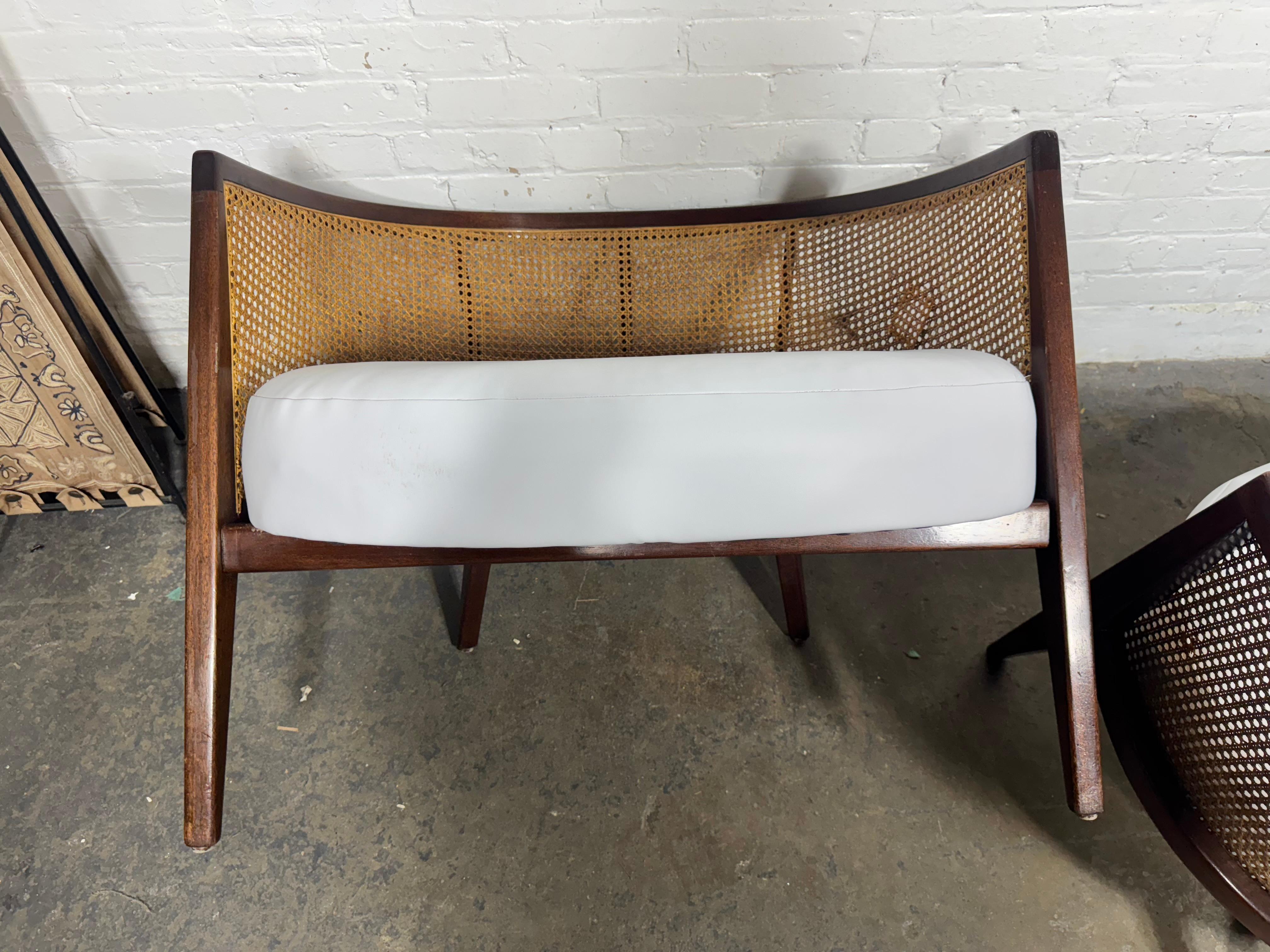  Paire de chaises longues en rotin à dossier en tonneau de Harvey Probber. Design Eleg, élégant et classique. Coussins d'assise rembourrés.  réparation professionnelle du cannage (voir photos) Livraison en main propre à New York City ou n'importe où