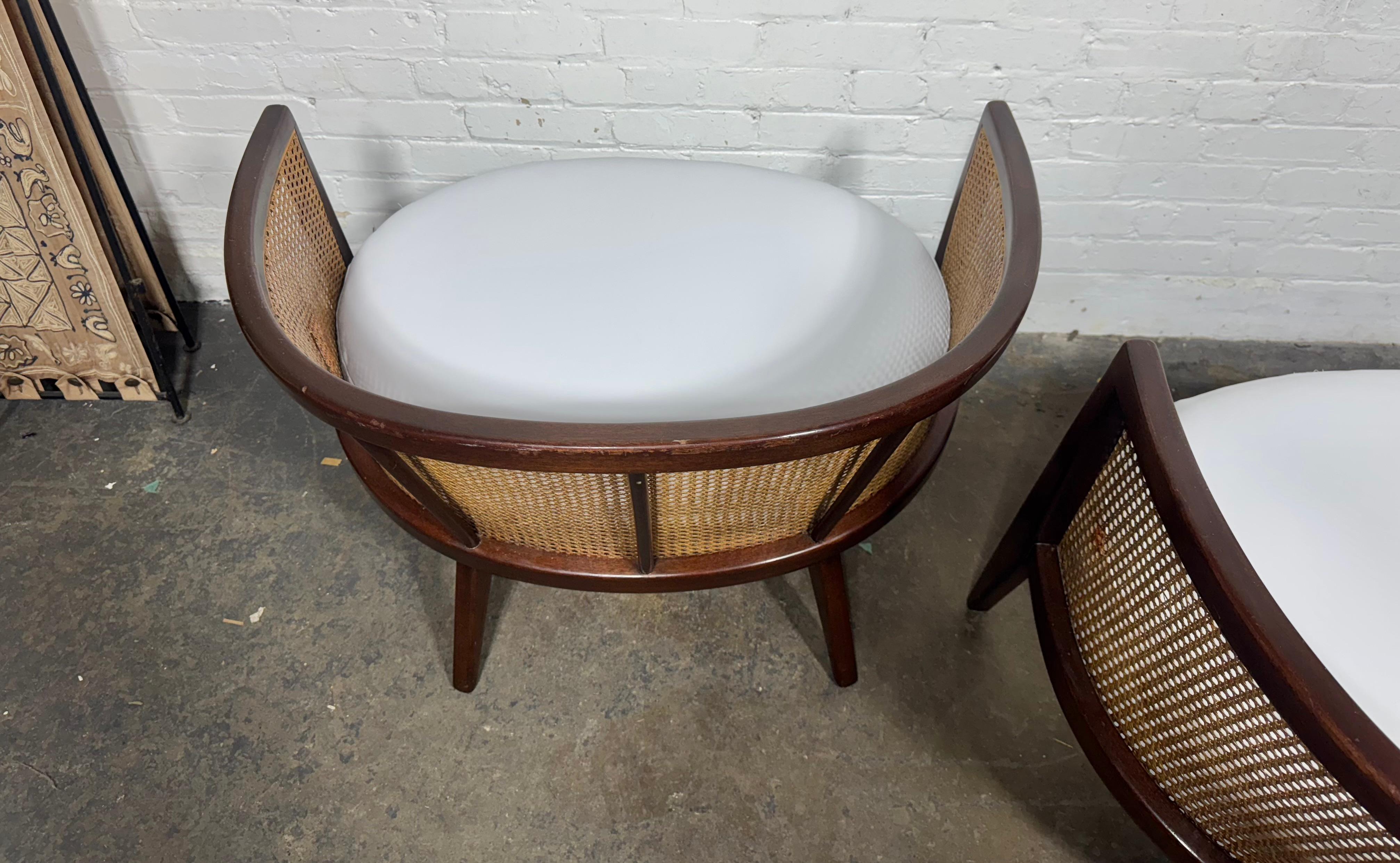 Mid-Century Modern Paire de chaises Harvey Probber - Cane Back Barrel (HOOP) / Moderniste classique en vente