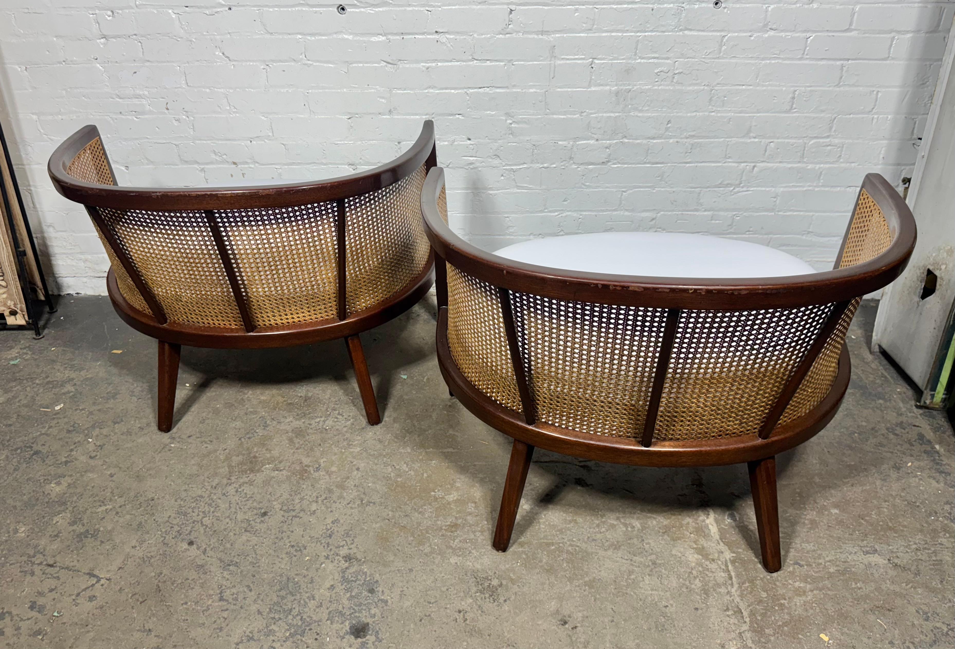 Américain Paire de chaises Harvey Probber - Cane Back Barrel (HOOP) / Moderniste classique en vente