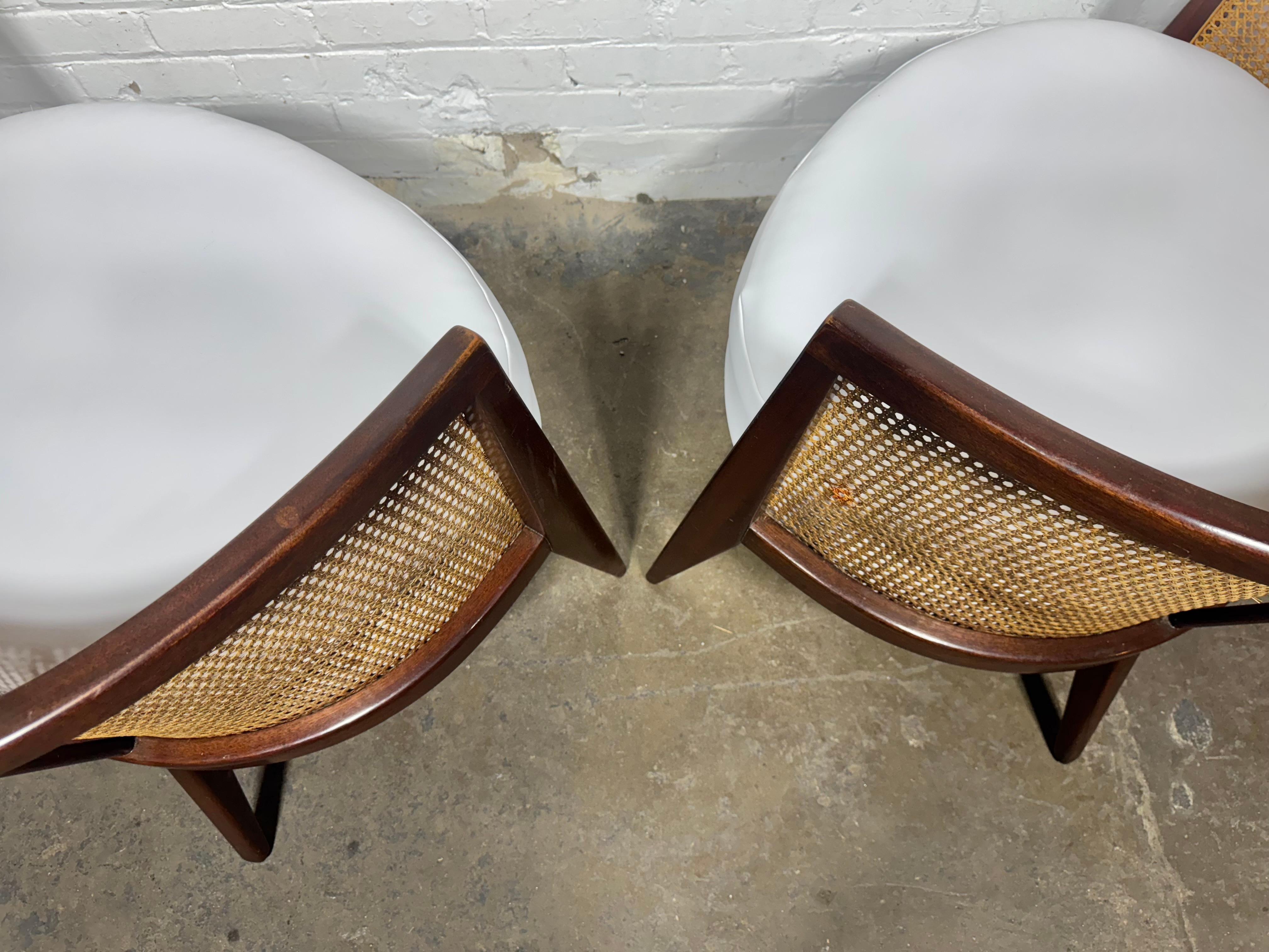 Ébénisé Paire de chaises Harvey Probber - Cane Back Barrel (HOOP) / Moderniste classique en vente