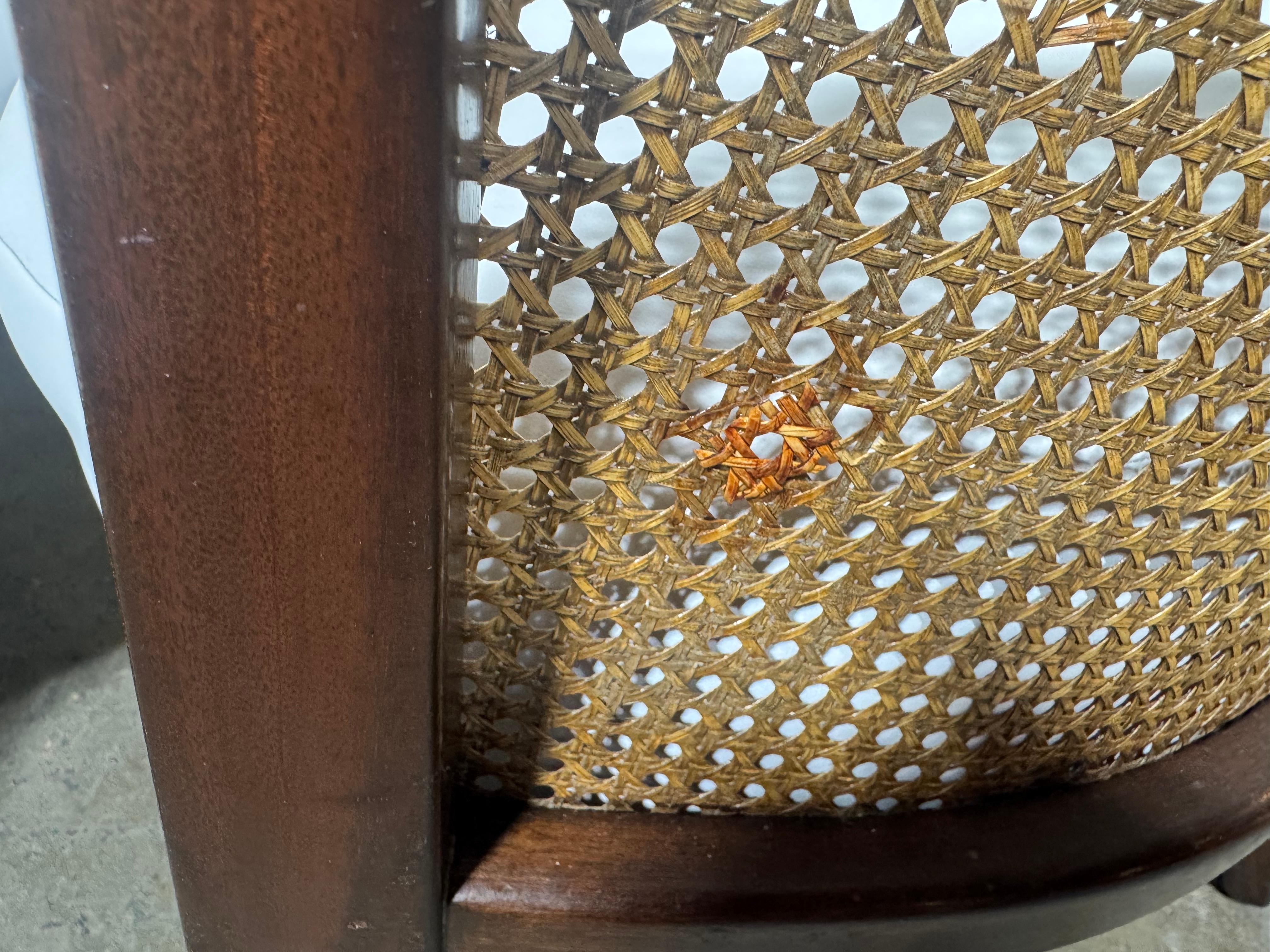 Milieu du XXe siècle Paire de chaises Harvey Probber - Cane Back Barrel (HOOP) / Moderniste classique en vente