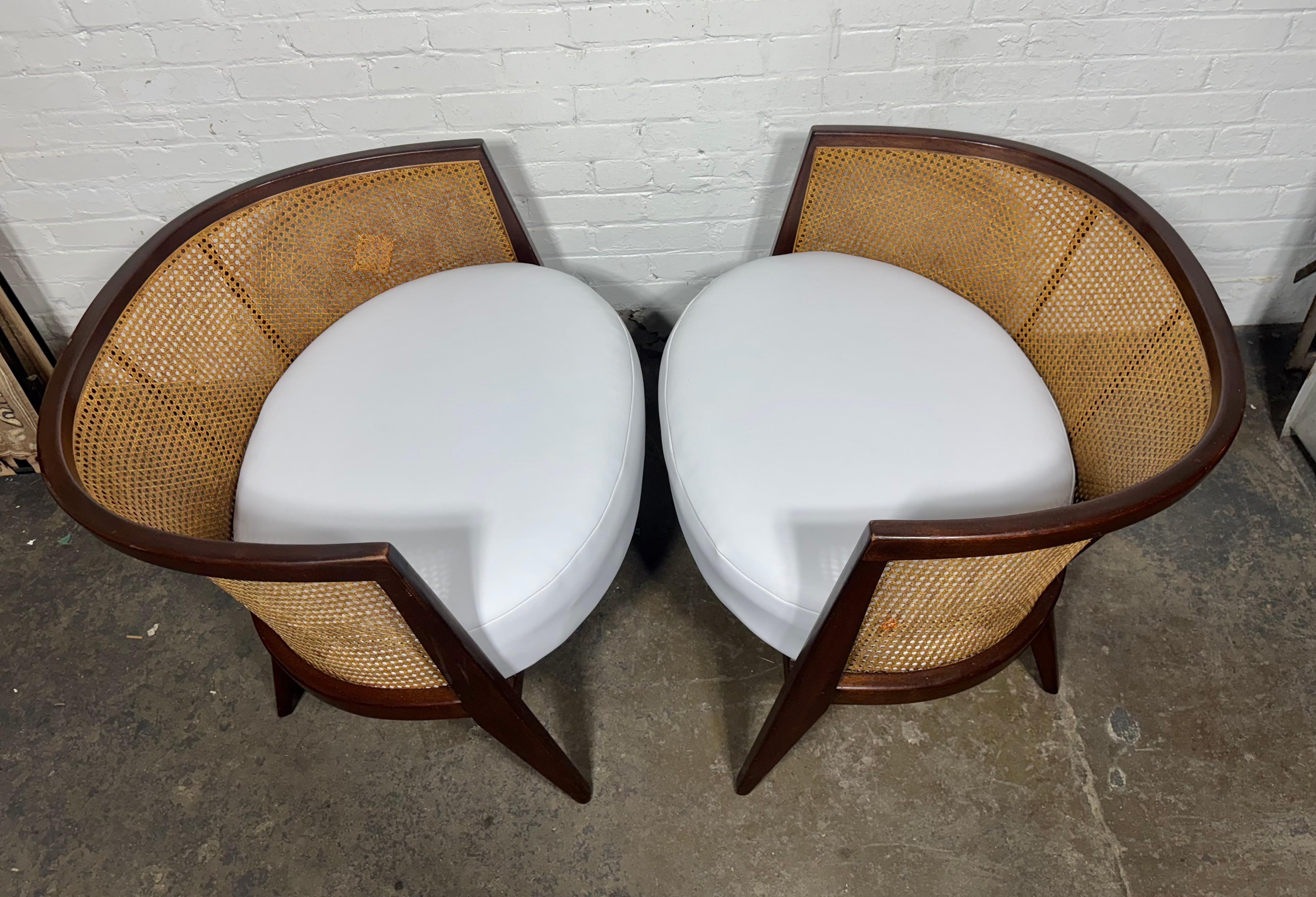 Naugahyde Paire de chaises Harvey Probber - Cane Back Barrel (HOOP) / Moderniste classique en vente