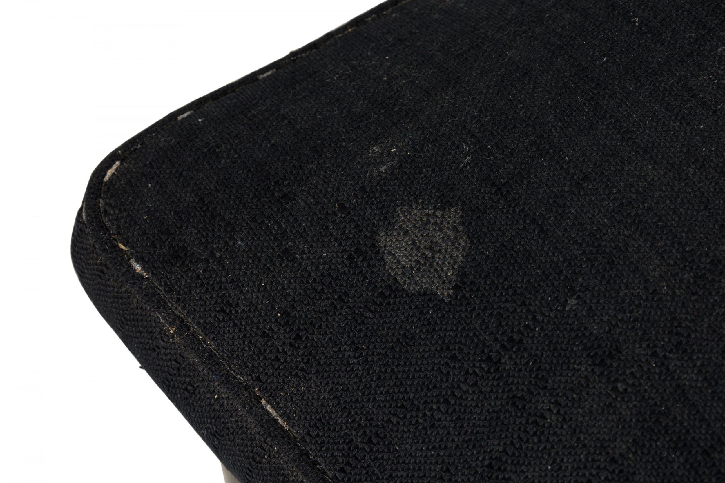 Paire de fauteuils pantoufles extra larges du milieu du siècle, tapissés de tissu noir, soutenus par de solides poteaux tubulaires à section carrée et des demi-dossiers légèrement inclinés. (HARVEY PROBBER) (PRIX PAR Paire)

Usure importante de la