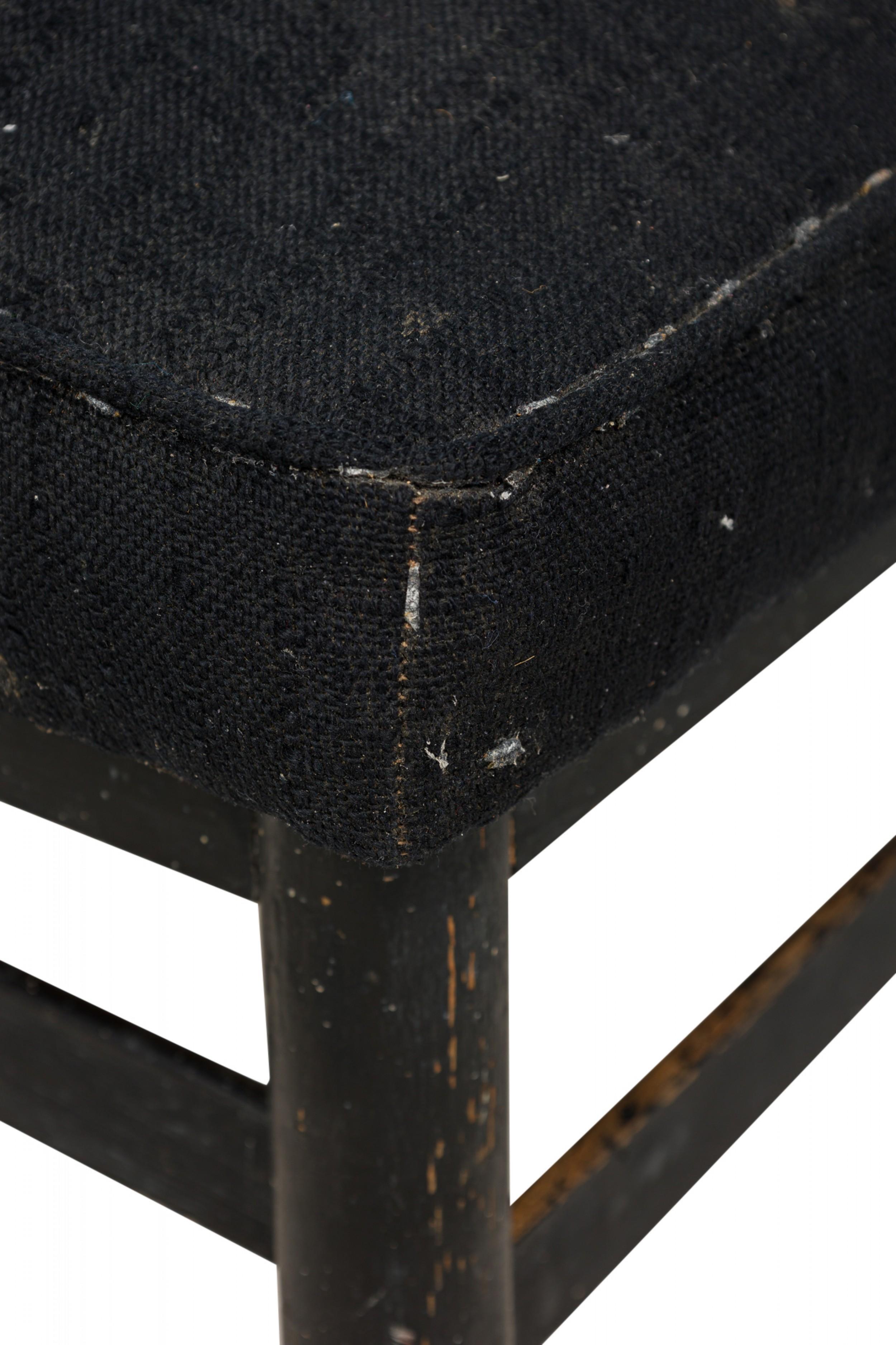 Fait main Paire de chaises pantoufles noires extra larges rembourrées Harvey Probber en vente