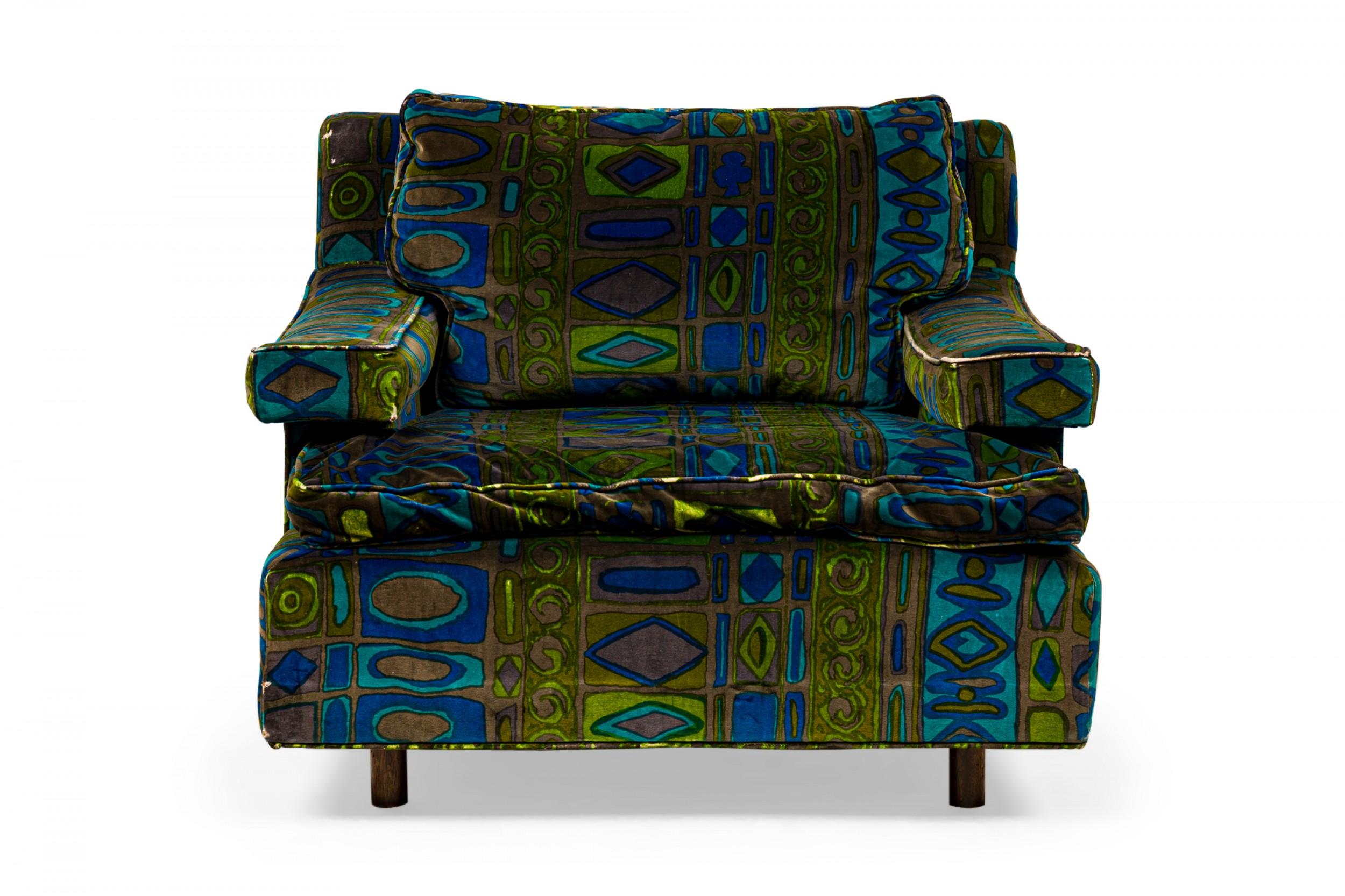 Paire de fauteuils cubiques américains du milieu du siècle, recouverts de velours bleu et vert à motifs audacieux et dont les coussins d'assise et de dossier sont amovibles. (HARVEY PROBBER)(PRIX PAR PAQUET)

Légère usure de la sellerie.