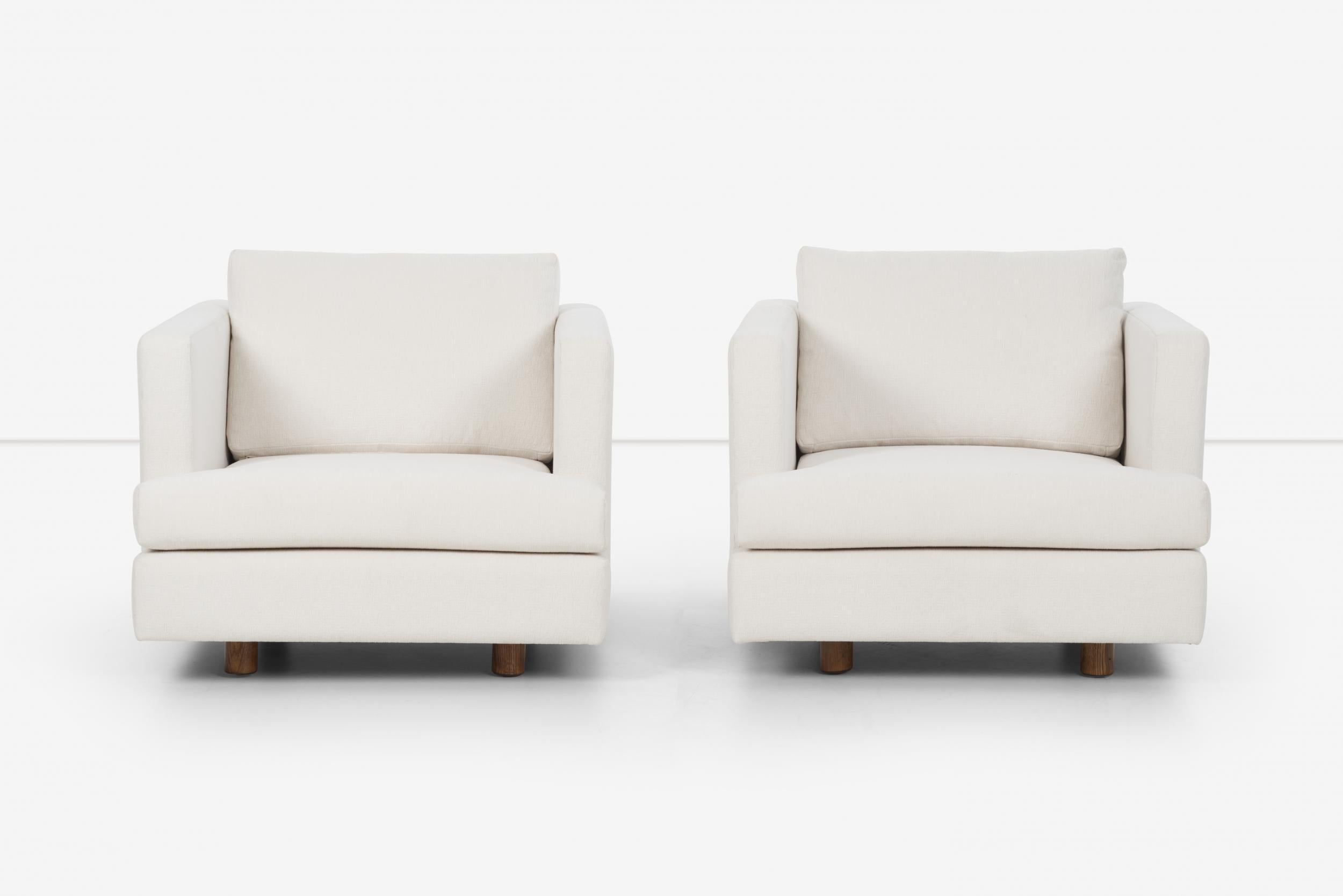 Ein Paar Harvey Probber Lounge Chairs, neu gepolstert mit Boucle, auf massiven runden Eichenbeinen.