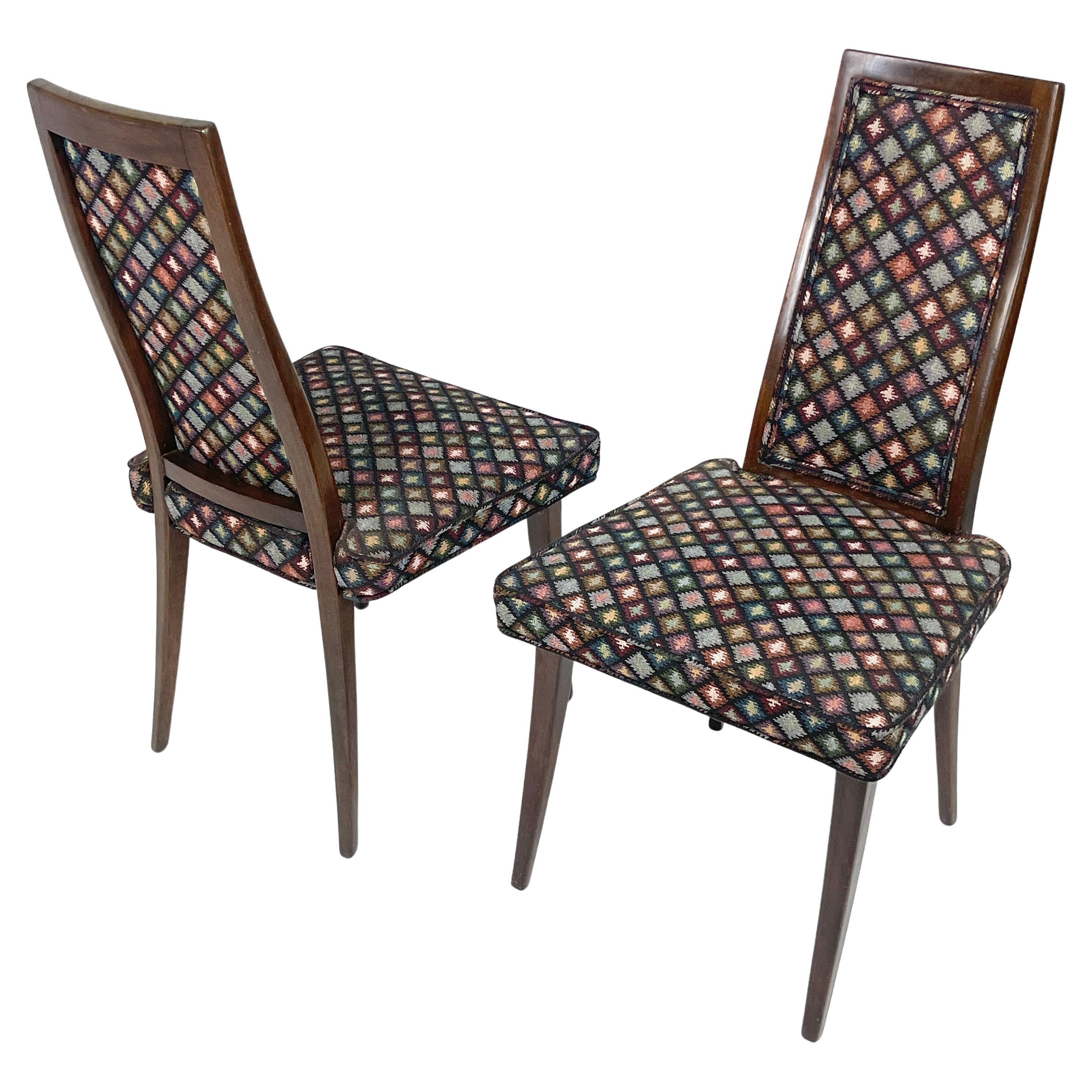Wunderschönes Paar Beistellstühle Harvey Probber Modell 1055. Polsterung im Missoni-Stil auf der bequem gepolsterten Rückenlehne und dem Sitz. Der Rahmen ist aus massivem Walnuss- oder Mahagoniholz gefertigt. Diese Stühle sind vorbildlich