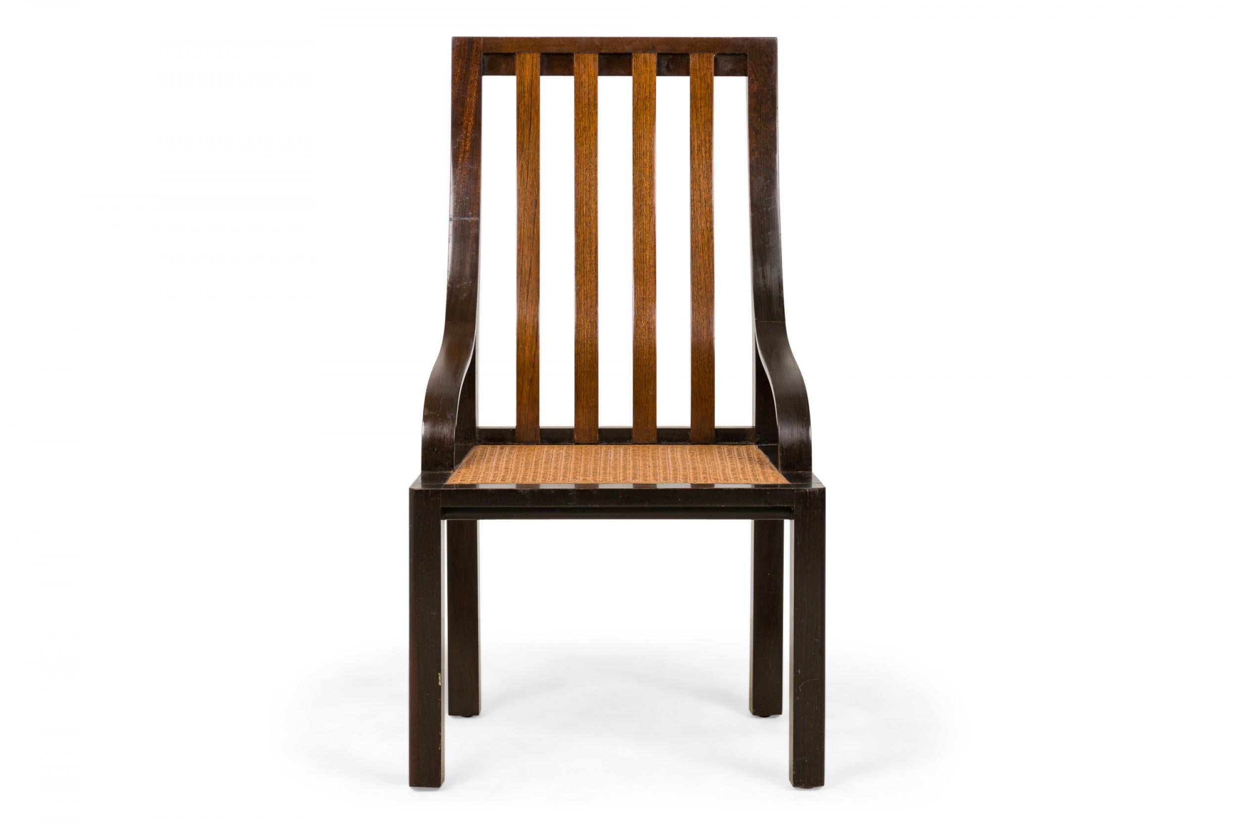 Paire de chaises d'appoint / de bureau américaines du milieu du siècle avec des cadres en bois avec quatre lattes verticales au dos et un siège canné. (HARVEY PROBBER)(PRIX PAR PAIRE)
 
