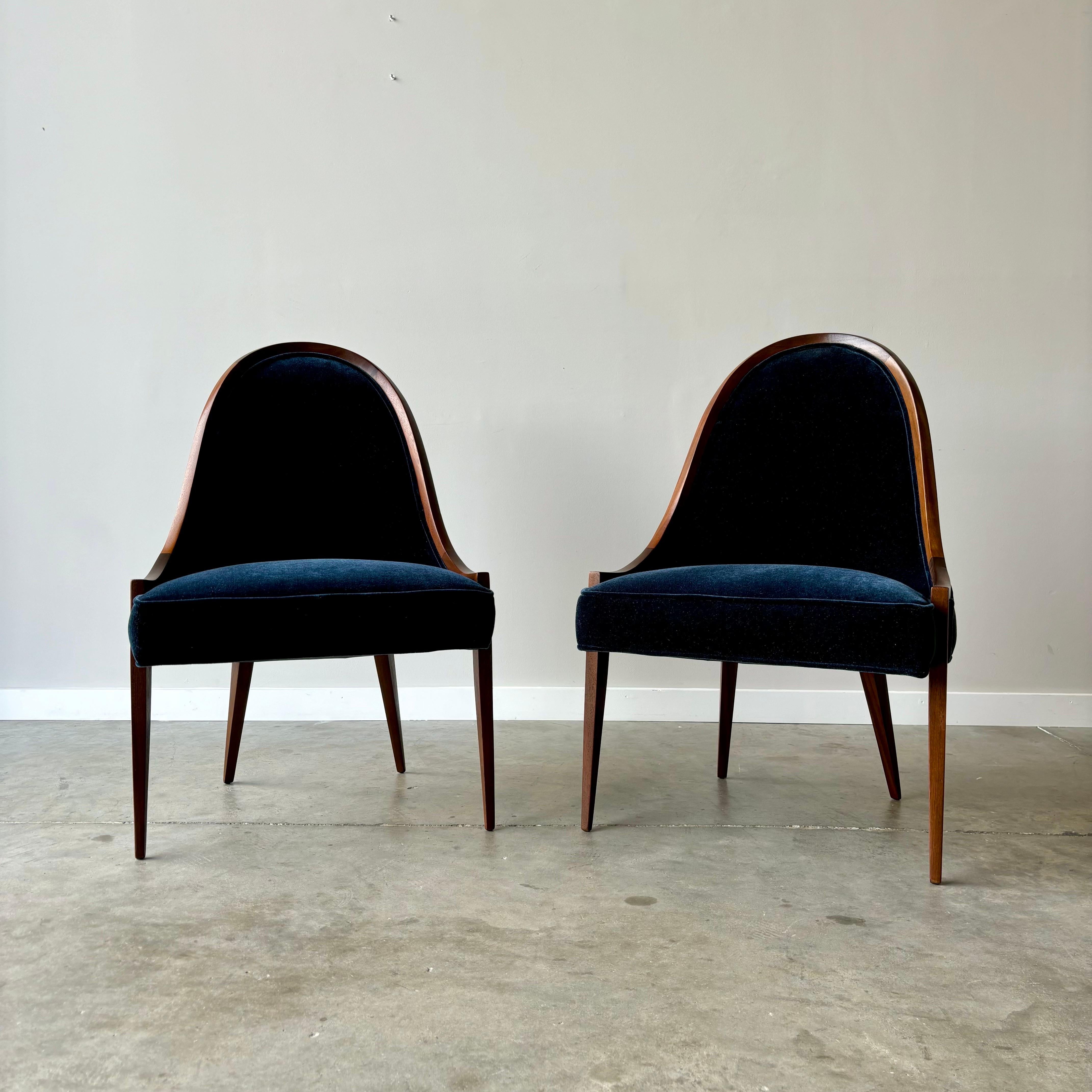 Magnifique paire sculpturale de chaises pantoufles en acajou de Harvey Probber.  Une merveilleuse combinaison d'élégance traditionnelle et de modernisme.  Cadre teinté noyer avec revêtement en mohair.